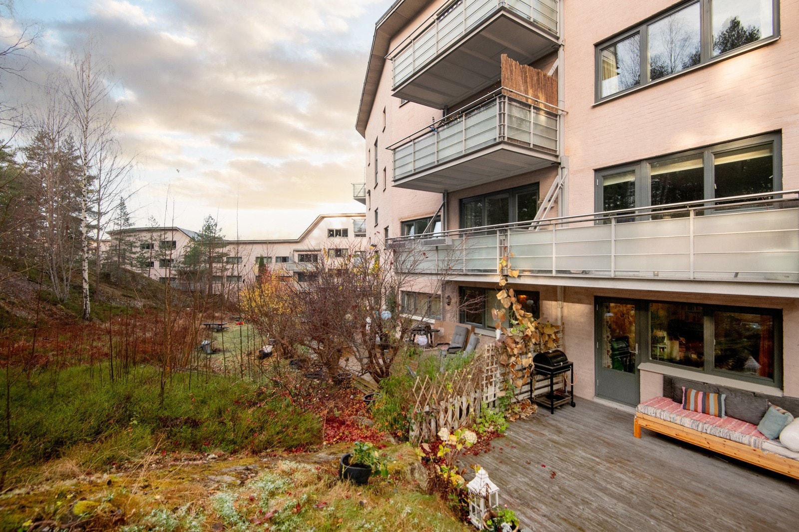 Lun markterrasse bak blokken omgitt av naturterreng Galleribilde