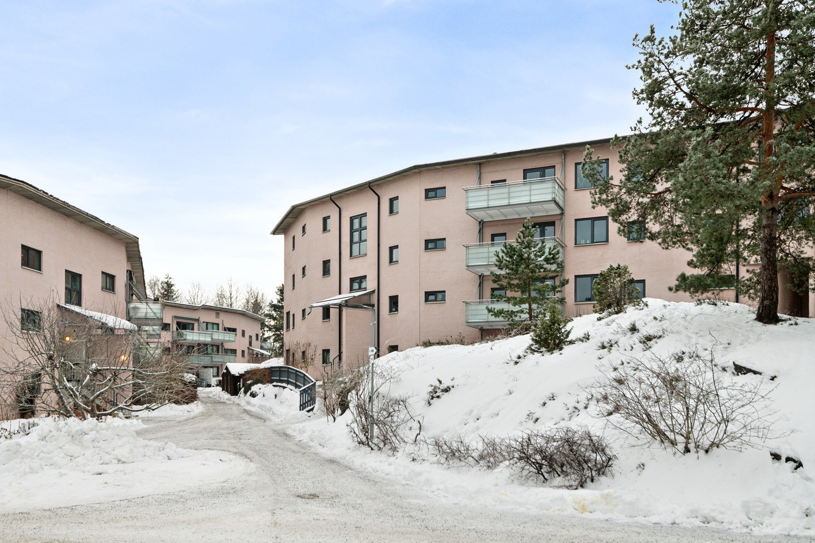 Bebyggelsen i Hallagerbakken ligger på en solrik vestvendt skråning mot Oslofjorden. Borettslaget ligger med Holmlia mot syd og Ljan mot nord. Med stille og rolig beliggenhet innerst i en blindvei, er borettslaget å regne som meget barne- og dyrevennlig Galleribilde