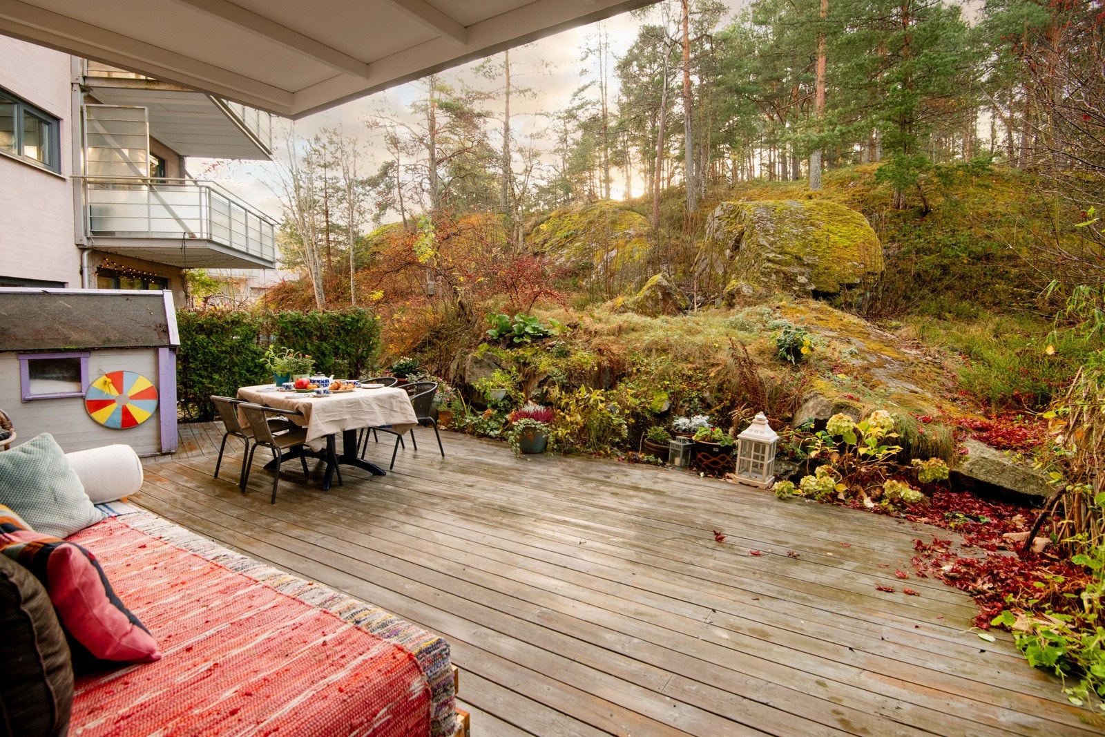 Stuen har utgang til en stor og skjermet markterrasse med trivelig utsyn mot skogen Galleribilde