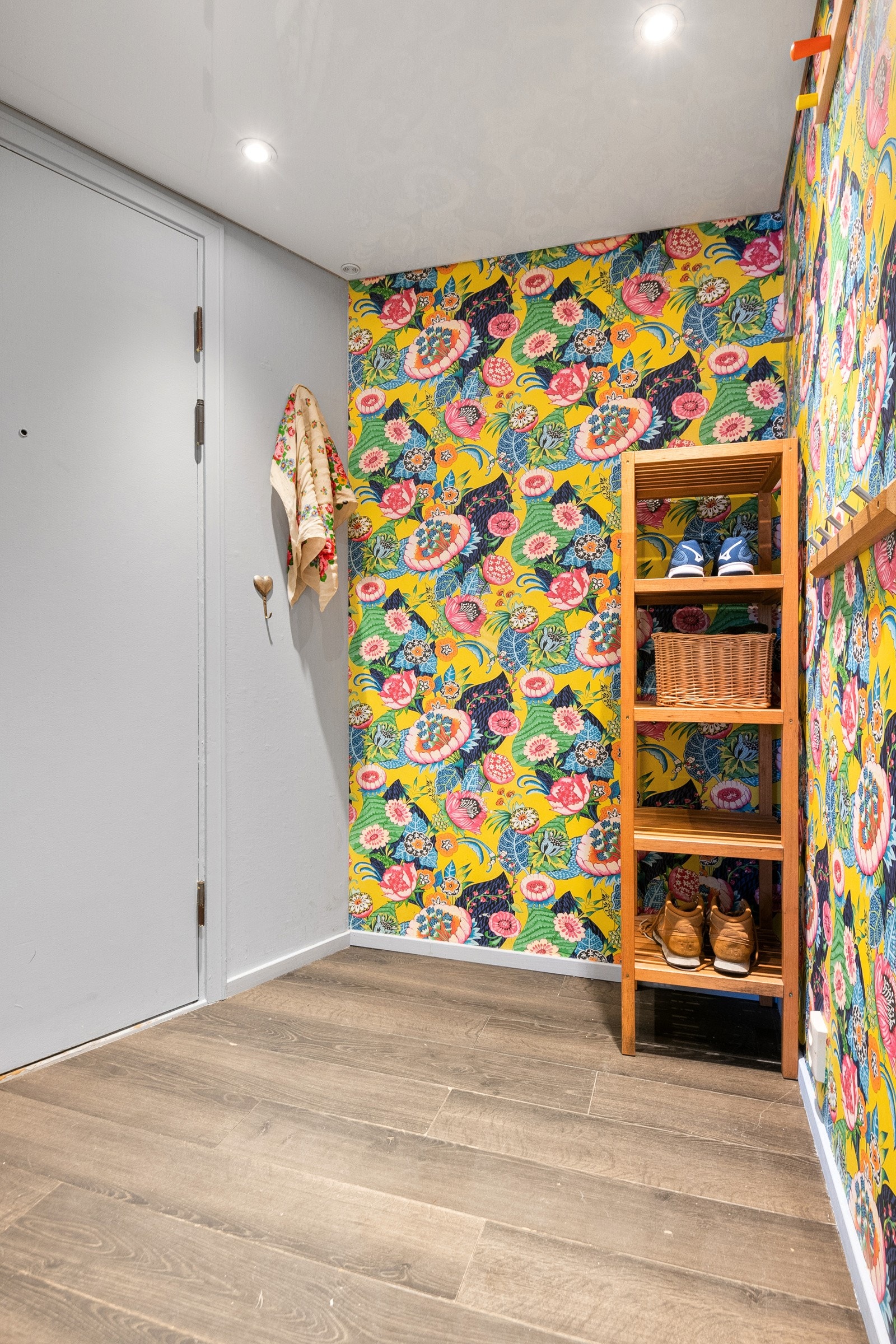 Entreen har god plass til å henge fra seg yttertøy og oppbevaring av sko Galleribilde