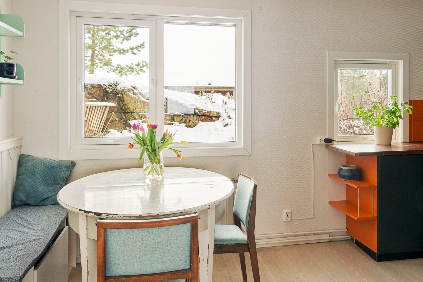 Koselig spisekrok med plassbygd sittebenk Galleribilde