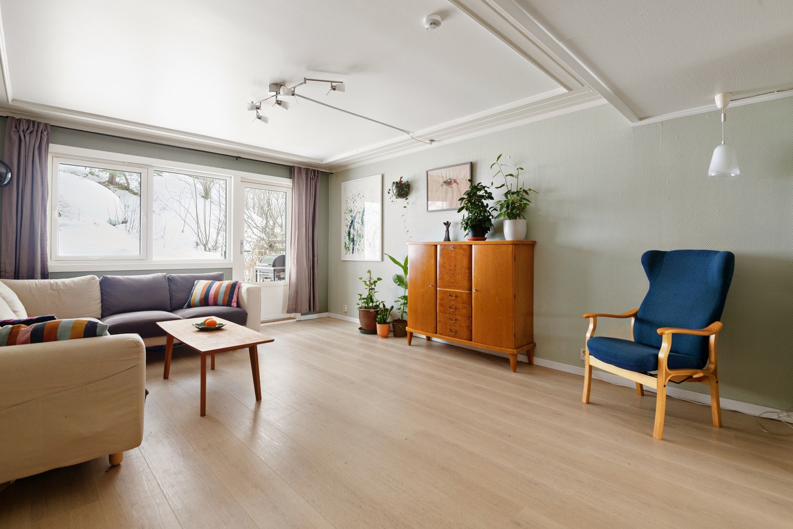 Store vinduer slipper inn rikelig med naturlig lys. Vinduene ble byttet i 2015 i regi av borettslaget Galleribilde