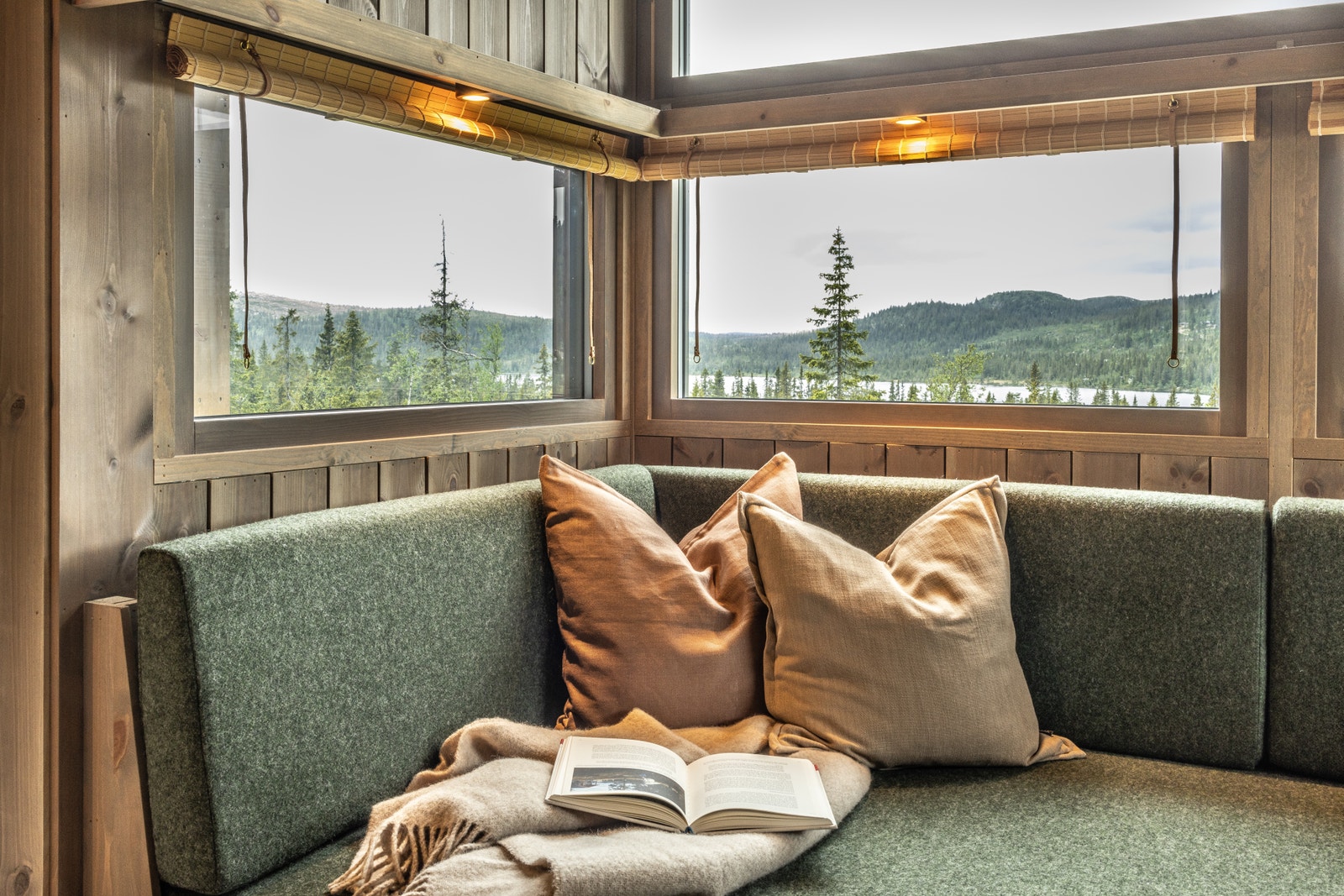 Hedda sin plassbygde karnappsofa.
Leveres med stoff fra Gudbrandsdalens uldvarefabrik.
Illustrasjonsfoto Galleribilde