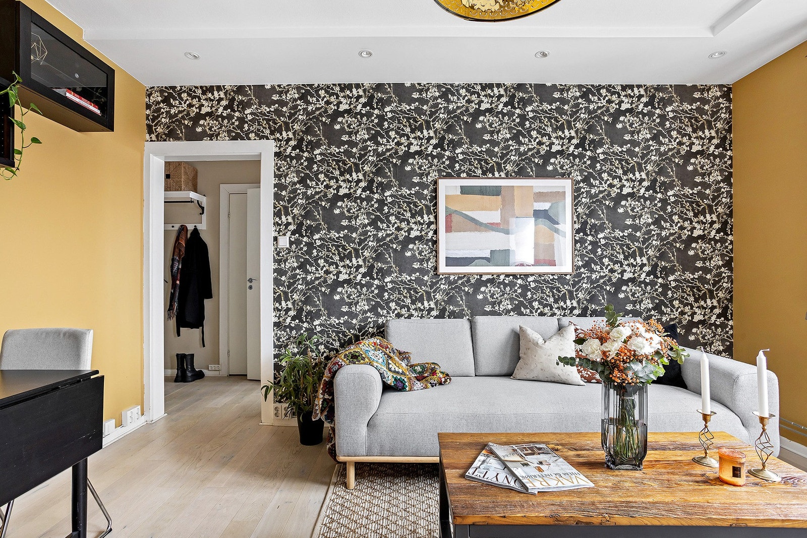 I stuen er det plass til både sofa og spisebord. I taket er det montert downlights. Galleribilde