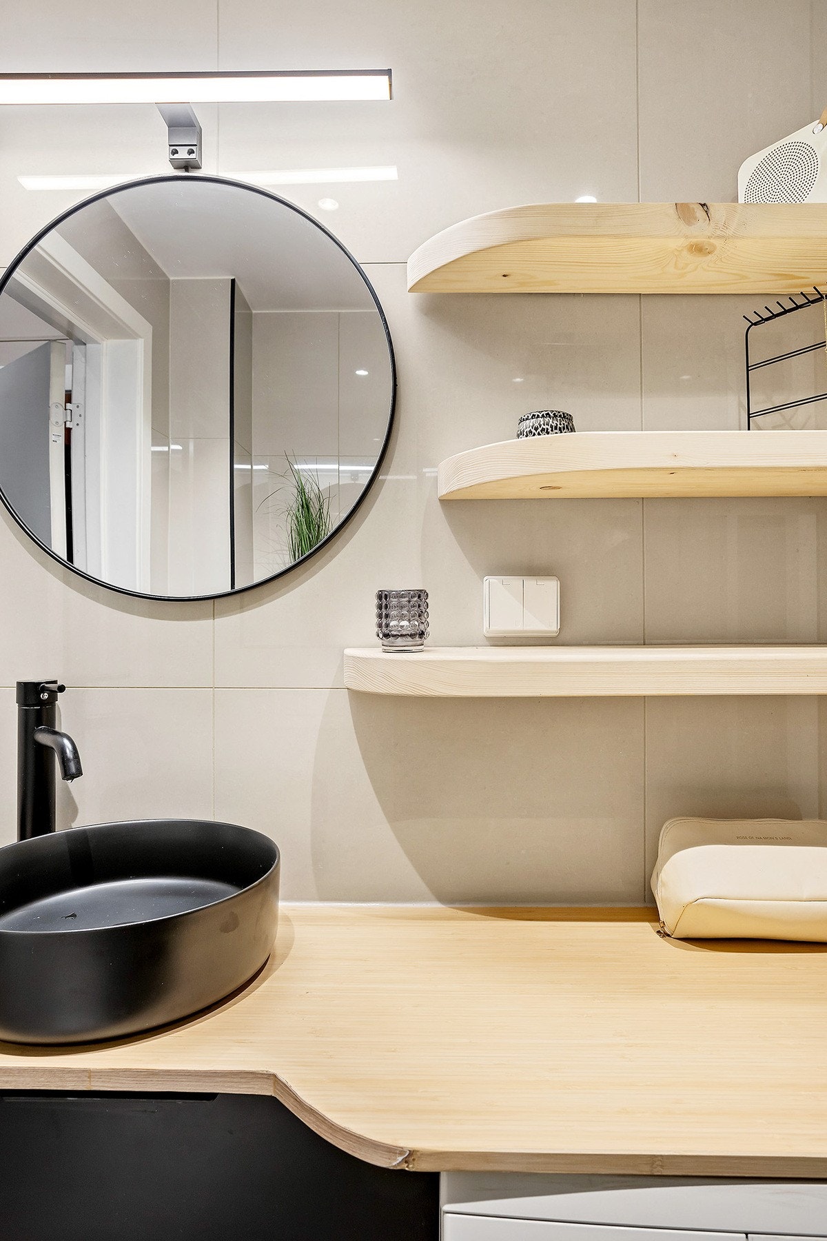 Her er det massevis av benkeplass, samt oppbevaringsplass i hyller og underskap. Galleribilde