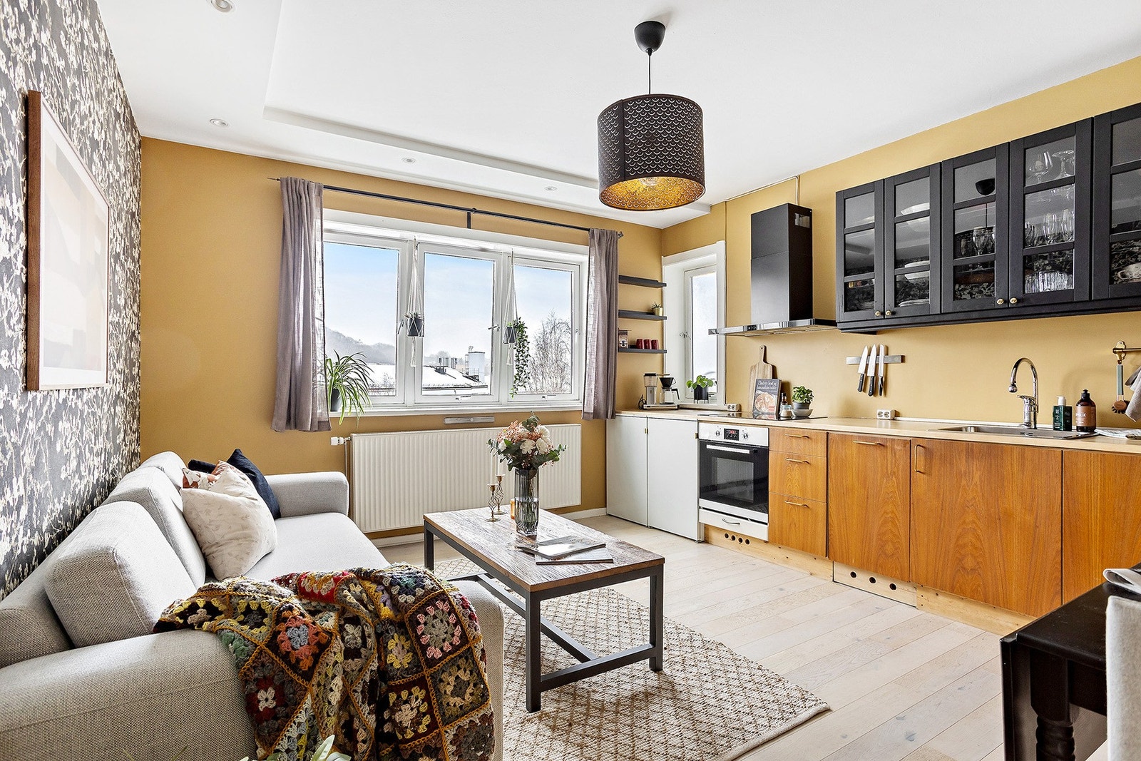 Her får du en flott 2-roms leilighet i et svært attraktivt og sentralt område. På gulvet er det lagt en moderne 1-stavs eikeparkett. Galleribilde