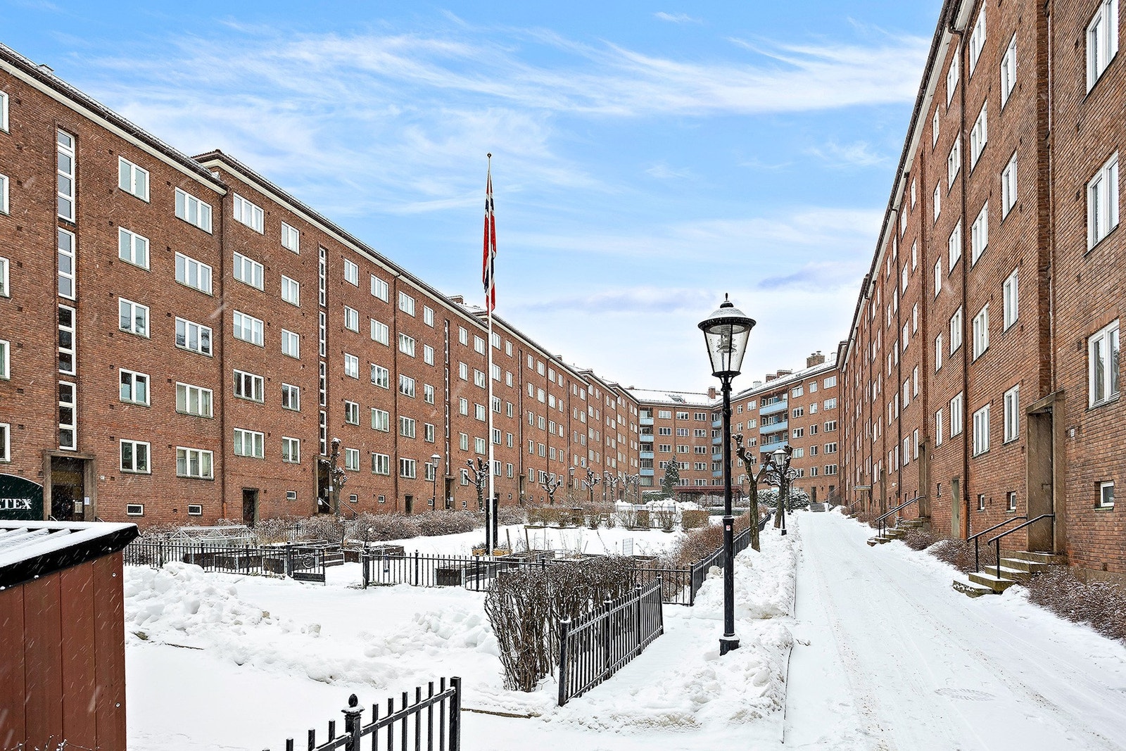 Bakgården er pent opparbeidet. Galleribilde