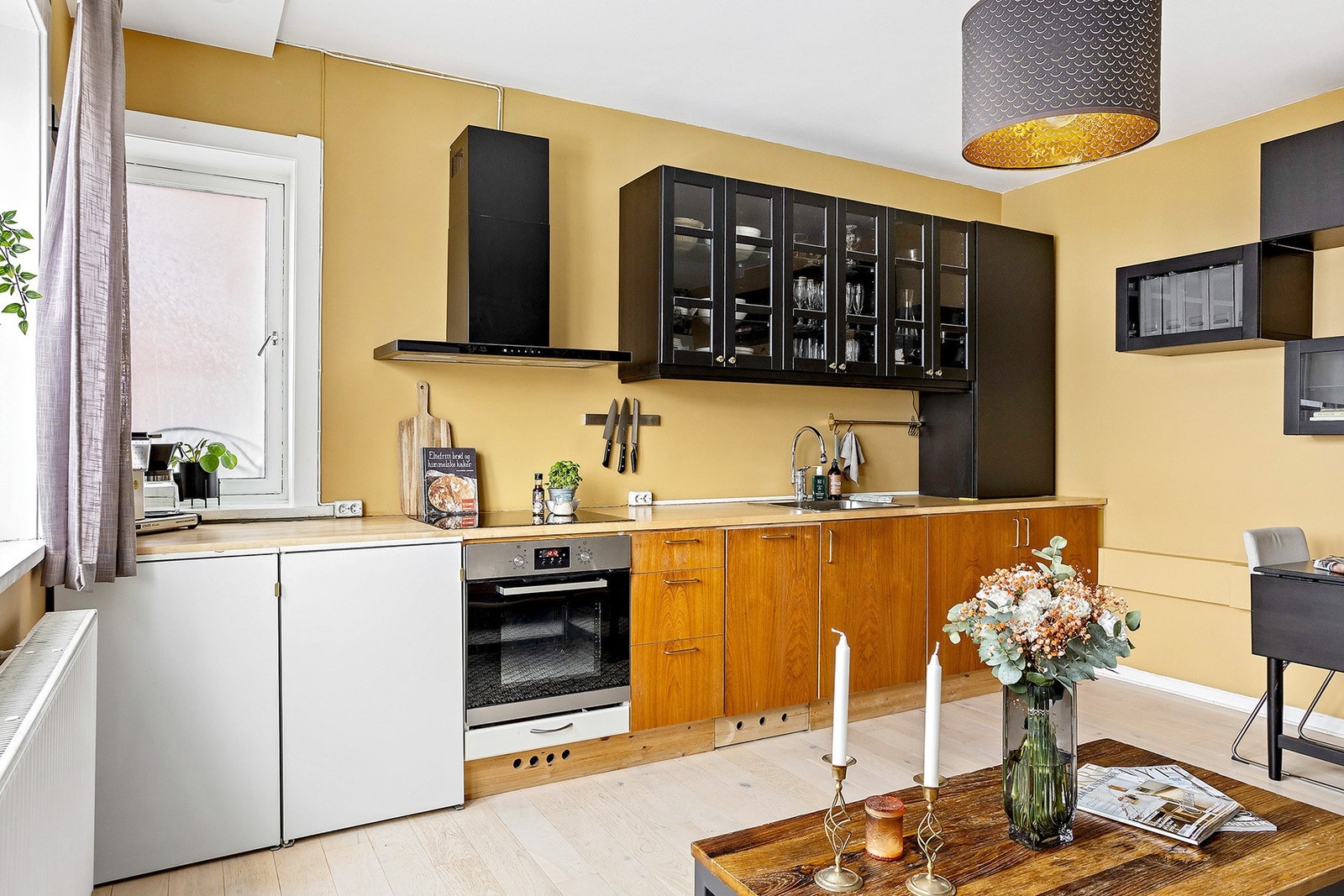 Kjøkken fra 2018 med god oppbevaringsplass i over- og underskap. Galleribilde