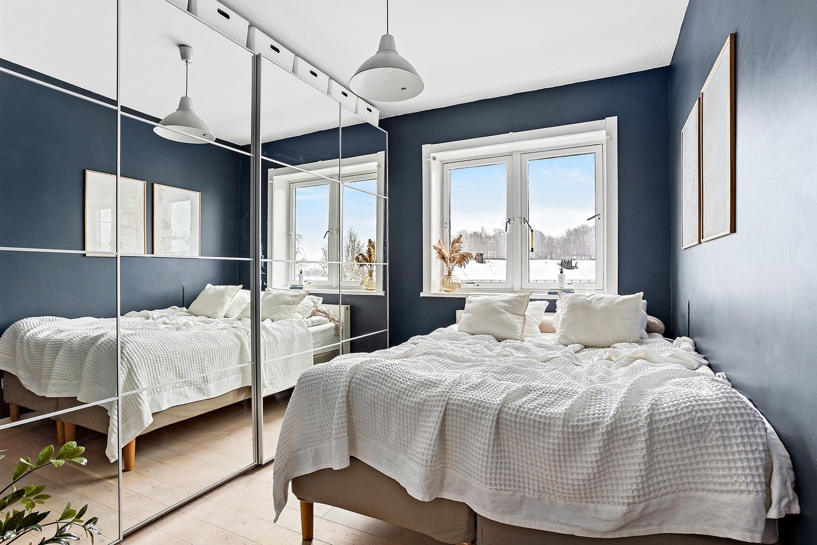 Soverommet er av god størrelse med plass til dobbeltseng og et stort garderobeskap. Galleribilde