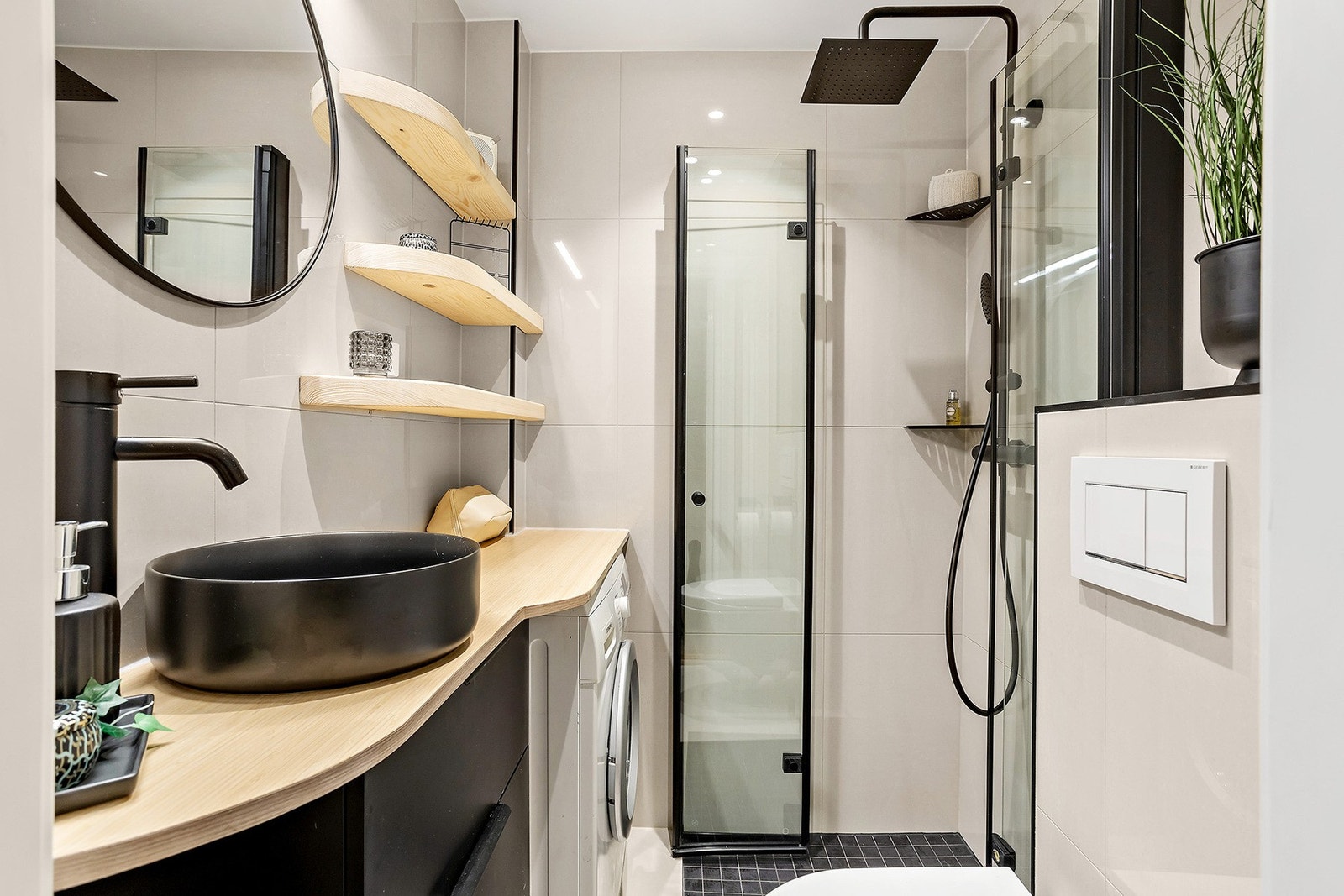 Lekkert, flislagt bad fra 2022 med opplegg for vaskemaskin og gulvvarme. Galleribilde