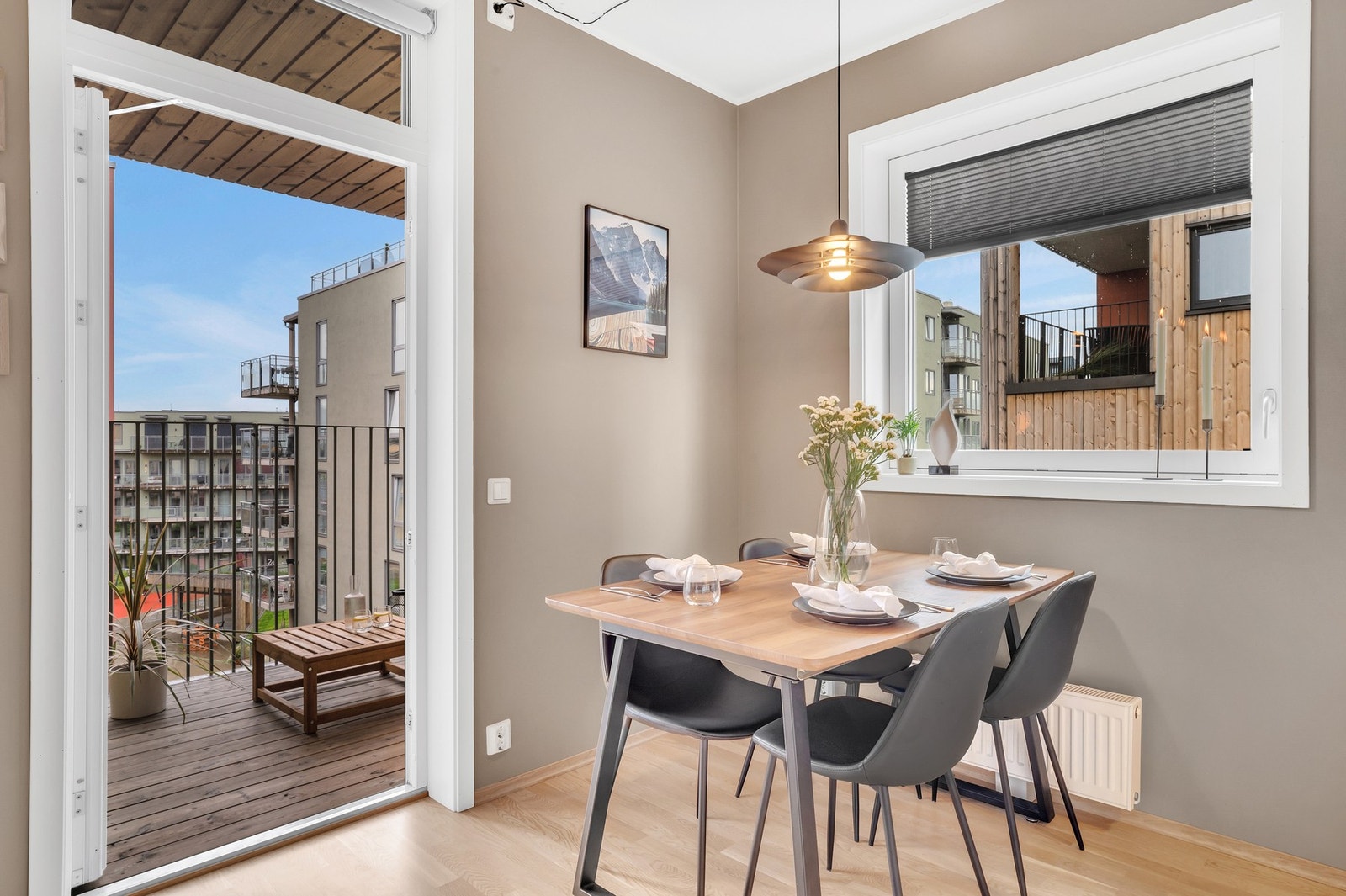 Med byggeår 2020 har leiligheten alt du kan forvente av moderne fasiliteter. Deriblant fjernvarme, balansert ventilasjon og heisadkomst fra bakkeplan. Galleribilde