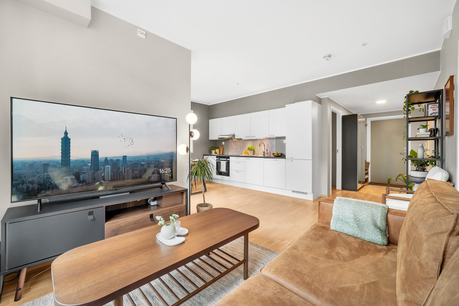 Med sine 55 kvm (BRA-i) inneholder leiligheten stue/kjøkken, entré, bad og 2 soverom, hvor det ene er tilknyttet et omkledningsrom. I byggets felles kjeller finner du leilighetens eksterne bod på 5 kvm. Galleribilde