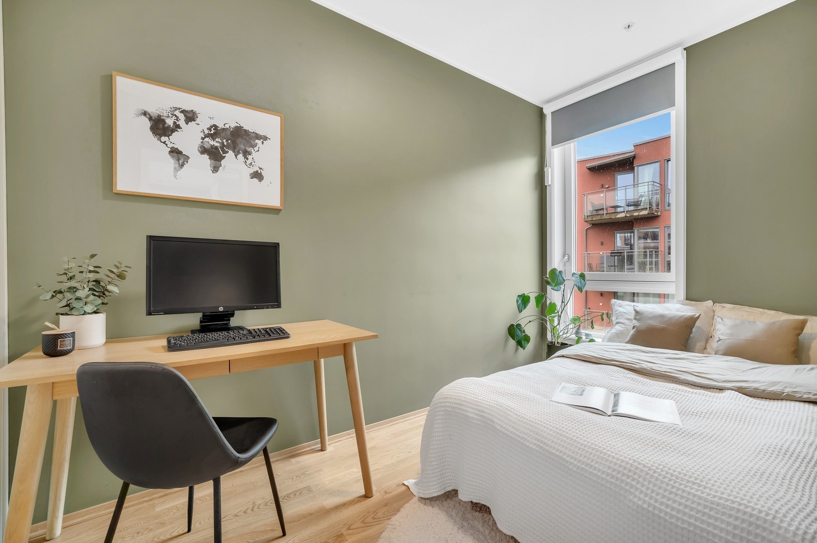 Fra stuen har du adkomst til soverom 2 som er på 6,8 kvm, og er tilknyttet garderobe på ytterligere 2,9 kvm. Galleribilde