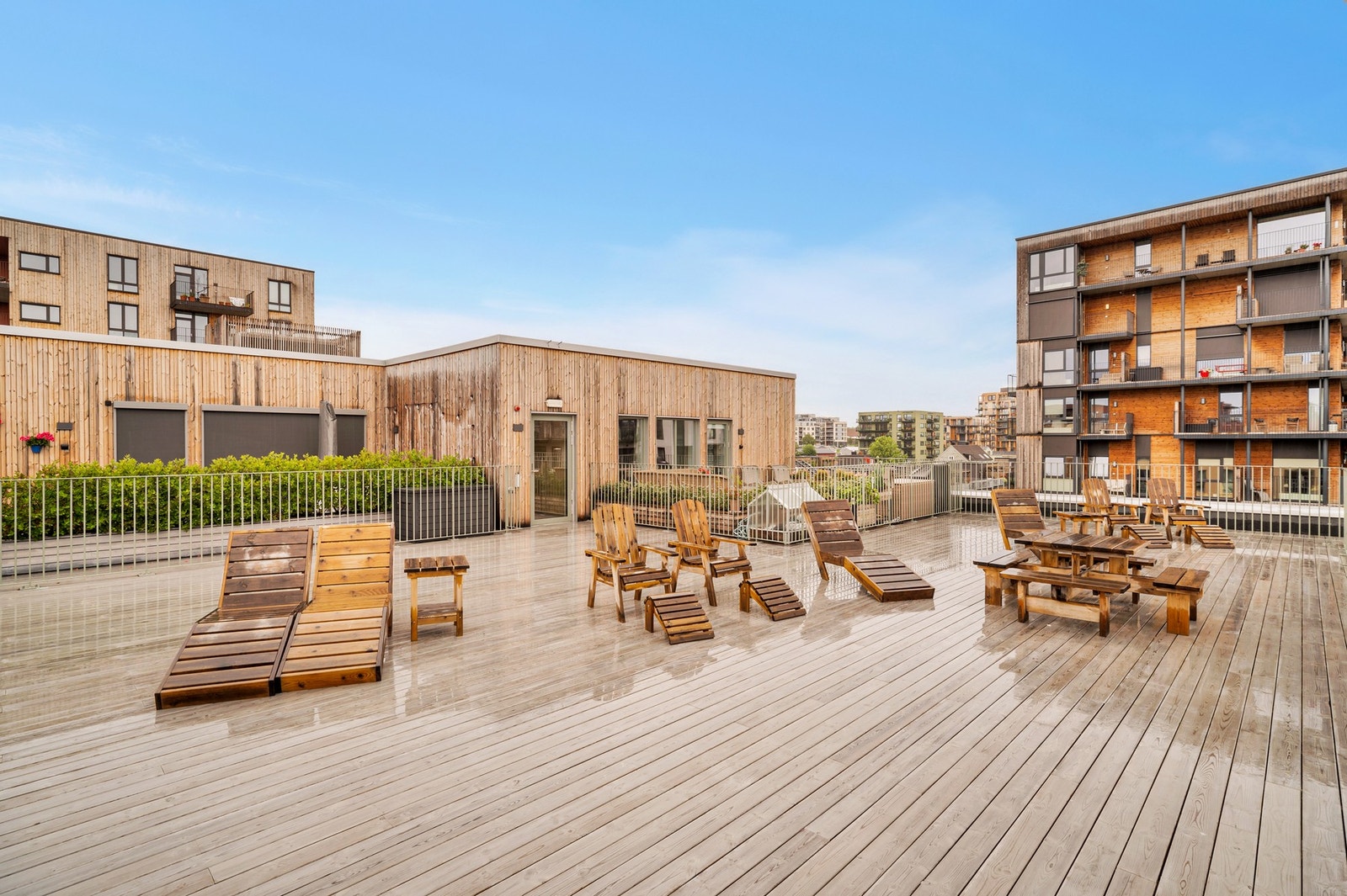 Takterrassen er på samme plan som leiligheten. Herfra kan du nyte flott utsikt over nærområdet og svært gode solforhold. Galleribilde