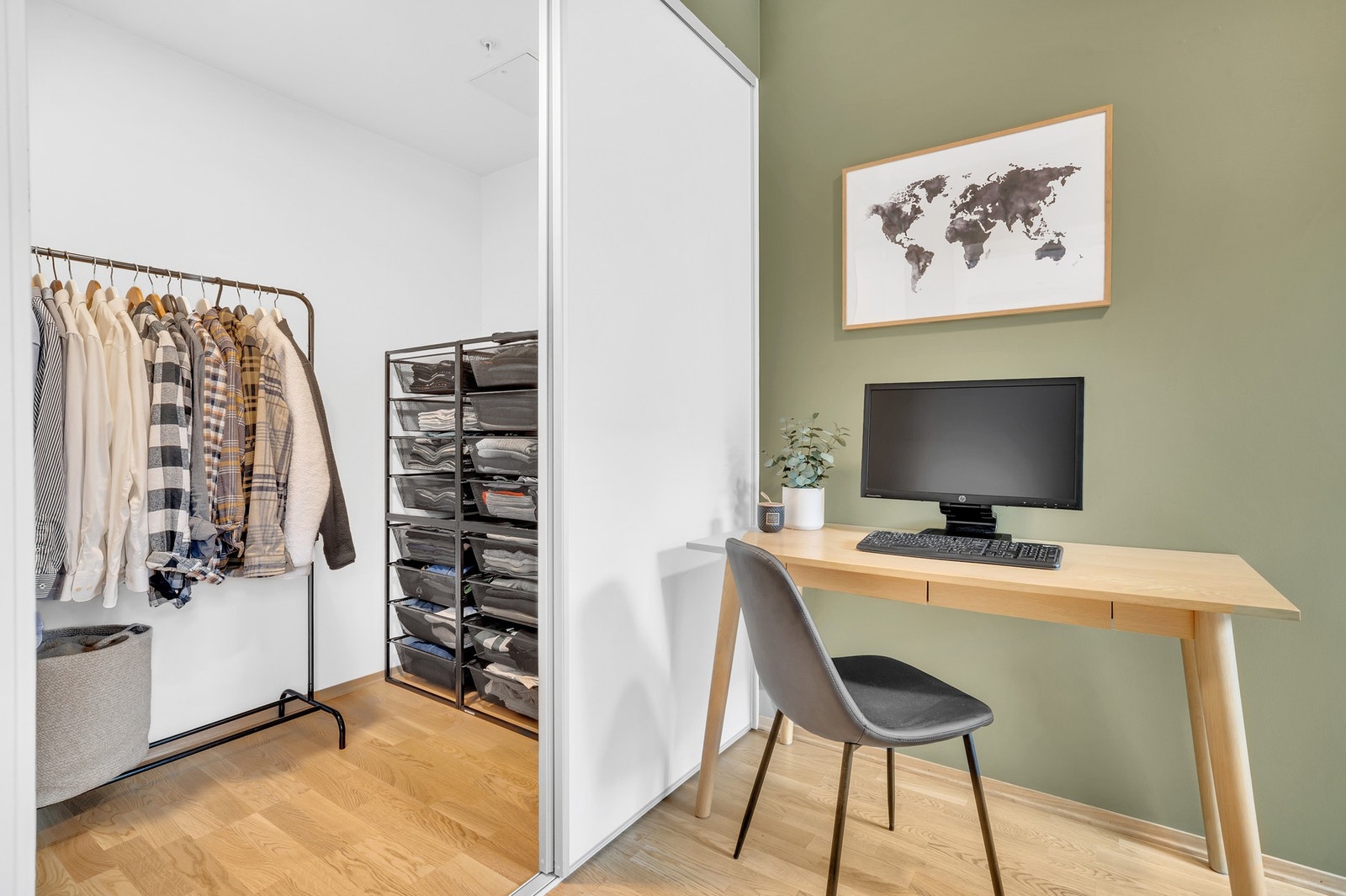 Garderoben frigjør gulvplass på soverommet ved å fjerne behovet for garderobeskap og kommoder. Dette gir rom for en skrivepult eller annet ønsket møblement. Galleribilde