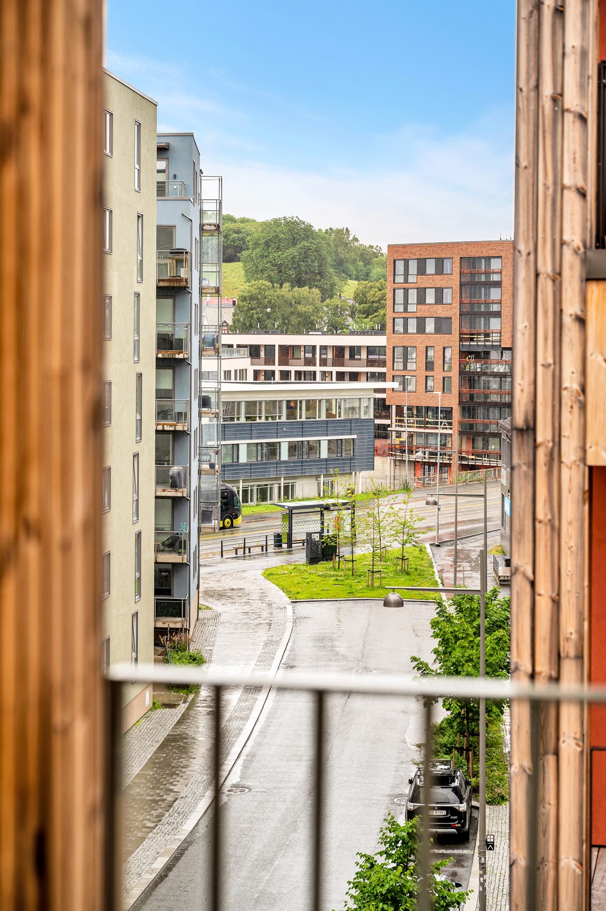 Fra boligen er det få meter til nærmeste bussholdeplass. Metrobussen tar deg til blant annet til sentrum, NTNU og handelshøyskolen BI på få minutter. Galleribilde