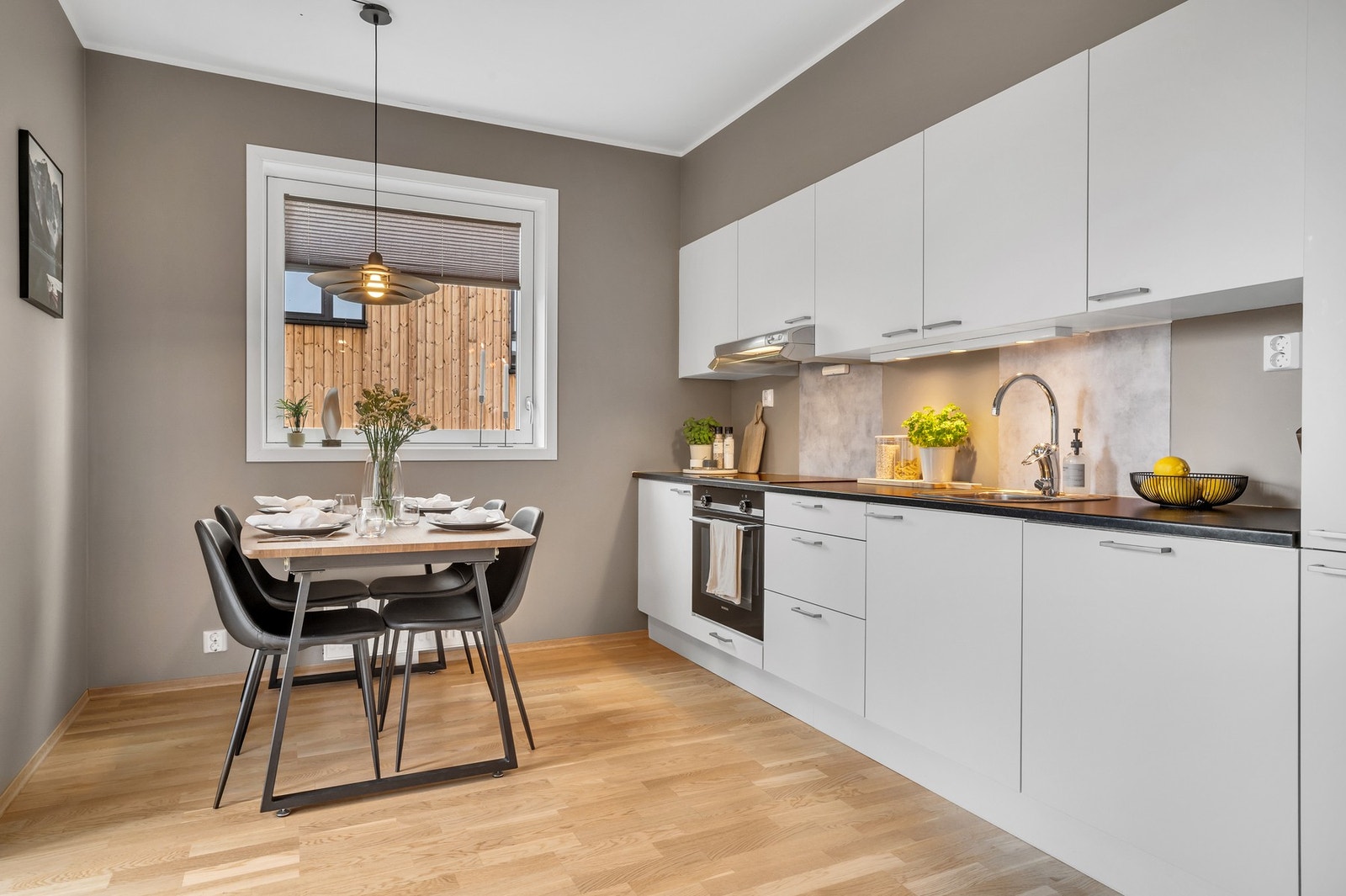 Kjøkkenet er vurdert til TG0 av byggesakkyndig, og holder i likhet med resten av boligen en svært god standard. Alle hvitevarer på kjøkken er integrert og vil følge leiligheten ved salg. Galleribilde