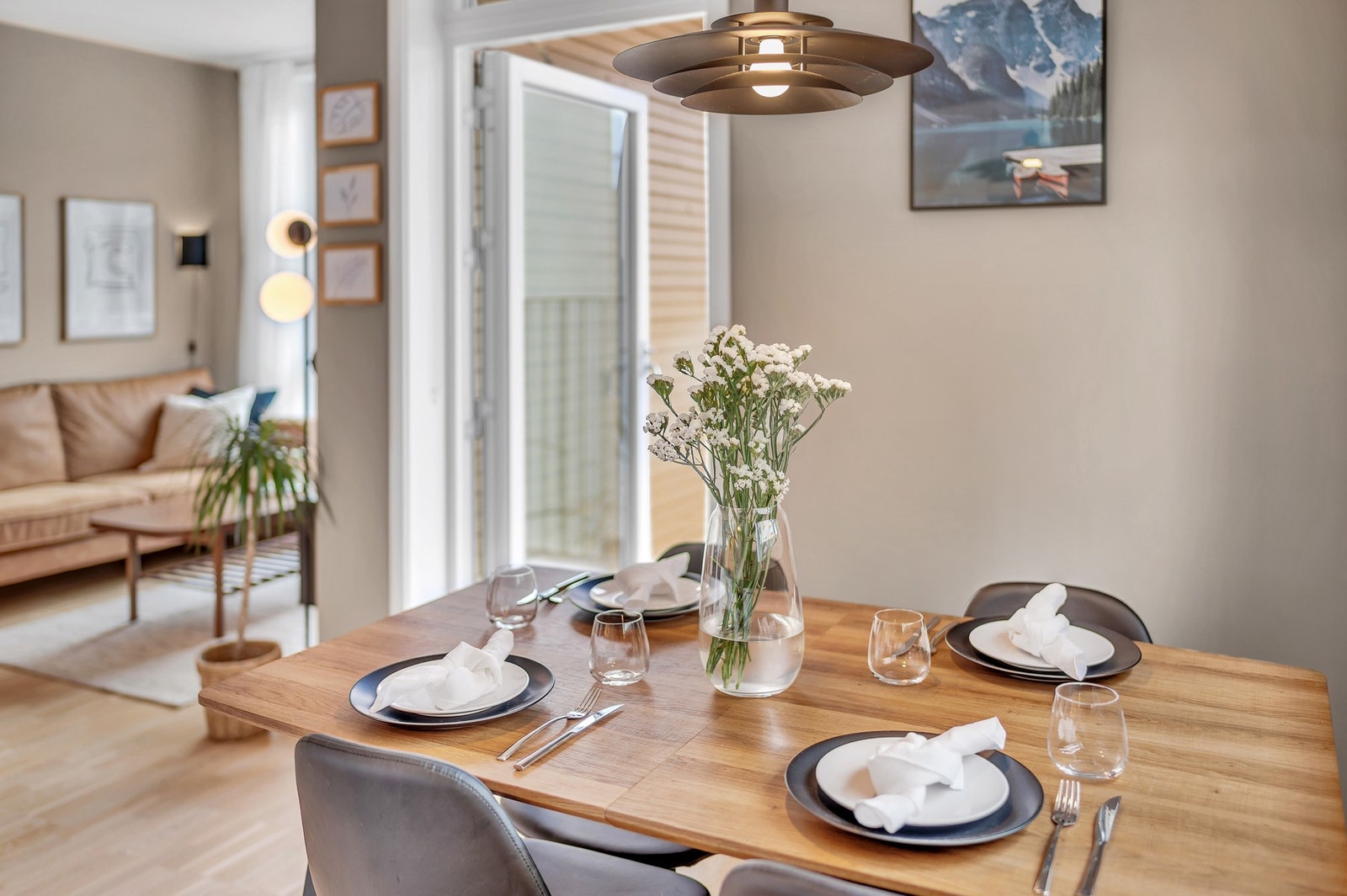 Ved kjøkkenet er det lagt opp til en naturlig plassering av spisebord. Her kan frokosten nytes med ferske bakevarer fra Snurr Cafè Nyhavna, 6 minutter gange fra leiligheten. Galleribilde