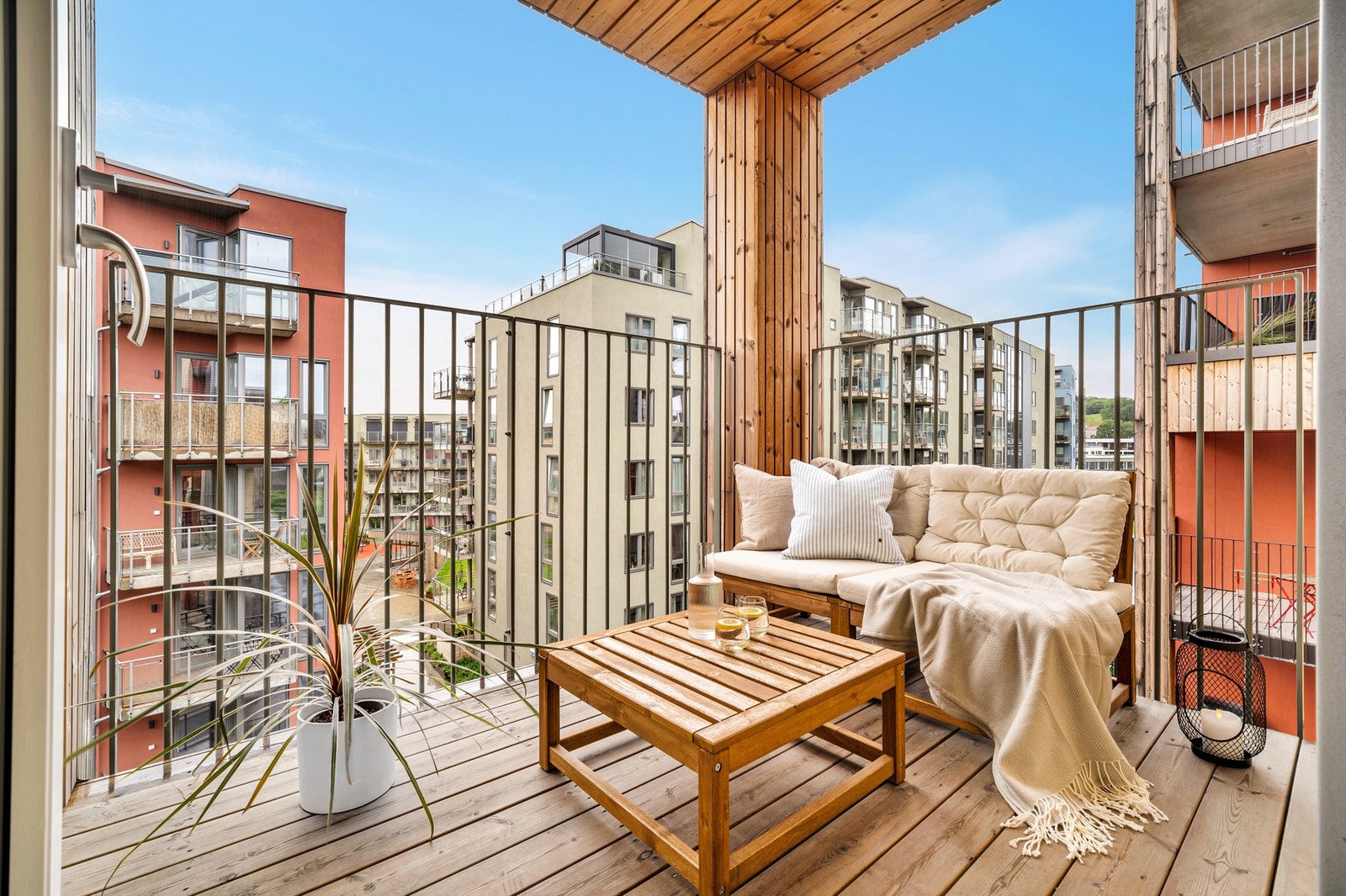 Fra byggets øverste etasje har du god oversikt over nærområdet. Den 5 kvm store balkongen kompletteres av en herlig felles takterrasse, som også er avbildet lenger bak i bildekarusellen. Galleribilde