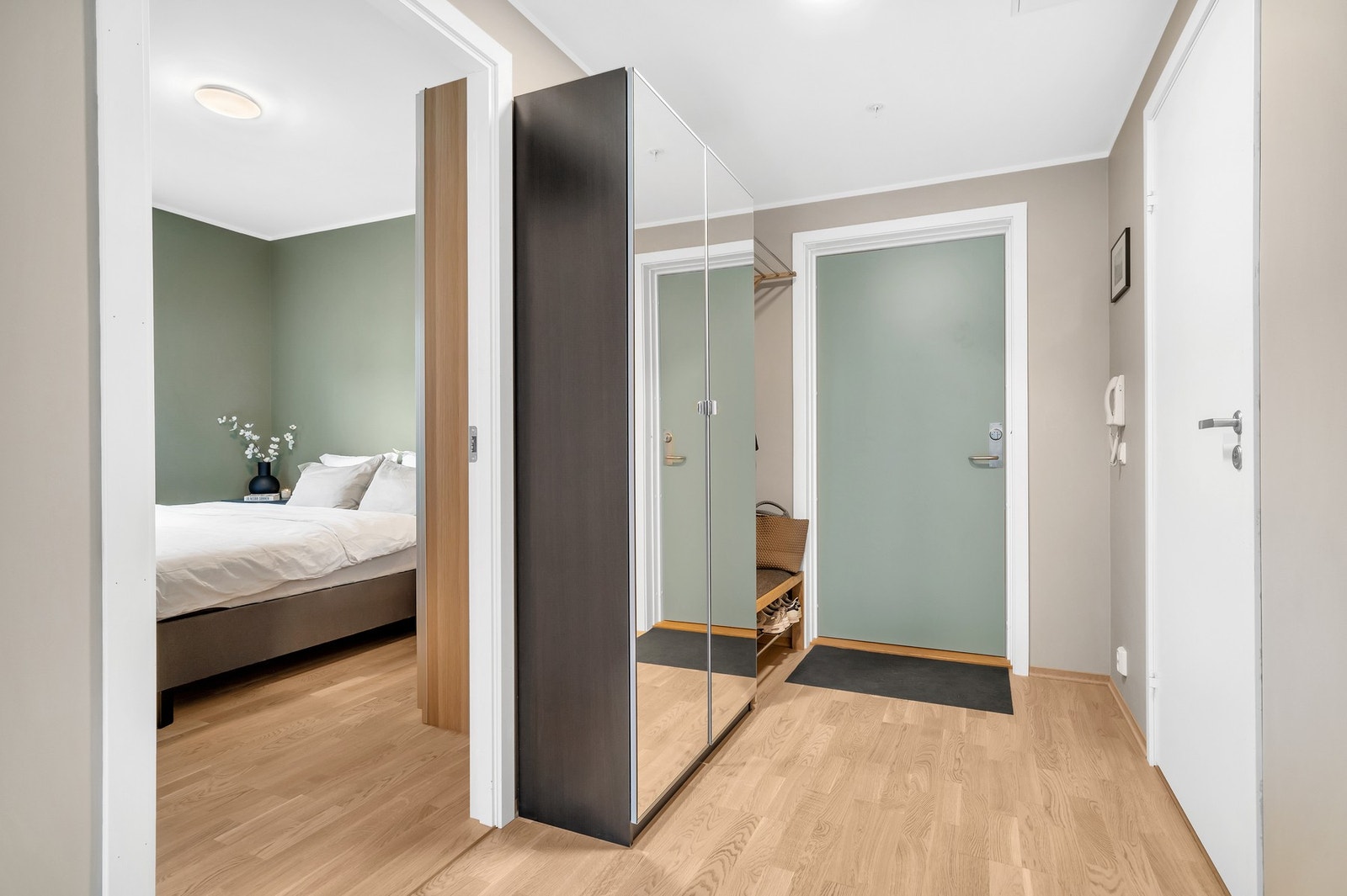 Velkommen inn! Porttelefon er lokalisert på veggen til høyre i bildet. Galleribilde