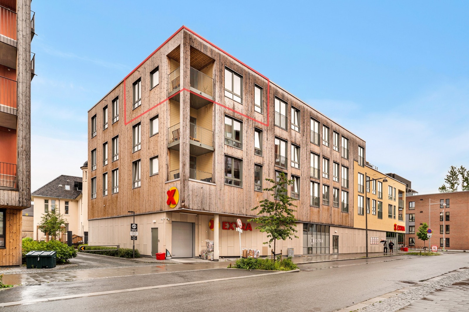 Fasadebilde. Boligen har svært god beliggenhet på hjørnet i øverste etasje. Galleribilde