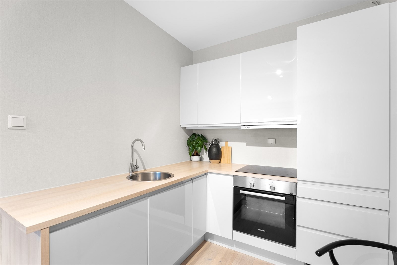 Romslig HTH-kjøkken i åpen løsning. Stekeovn, platetopp, kjøl/frys og oppvaskmaskin er integrert i innredningen. Galleribilde