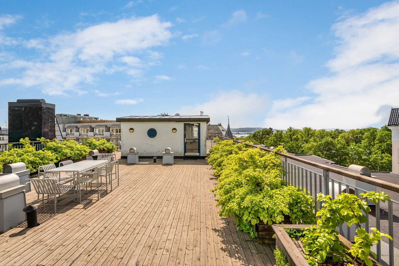 Med heisadkomst opp til 6. etasje har du tilgang til byggets solrike takterrasse med sol fra morgen til kveld - Takterrassen er utstyrt med belysning og felles toalettrom, perfekt når man har gjester. Galleribilde