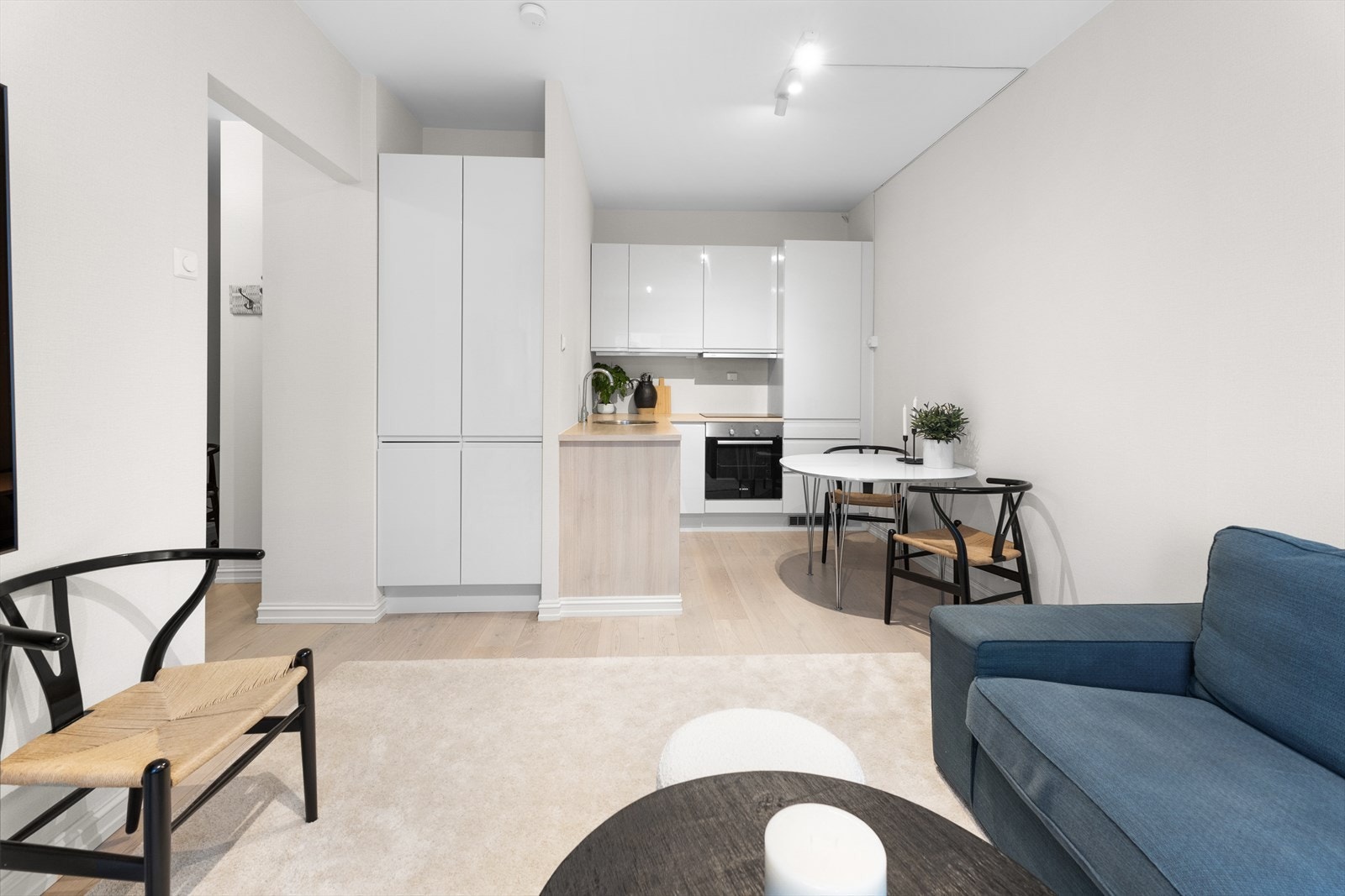 Rommet oppleves som lyst og luftig med god takhøyde og massevis av skap og benkeplass. Galleribilde