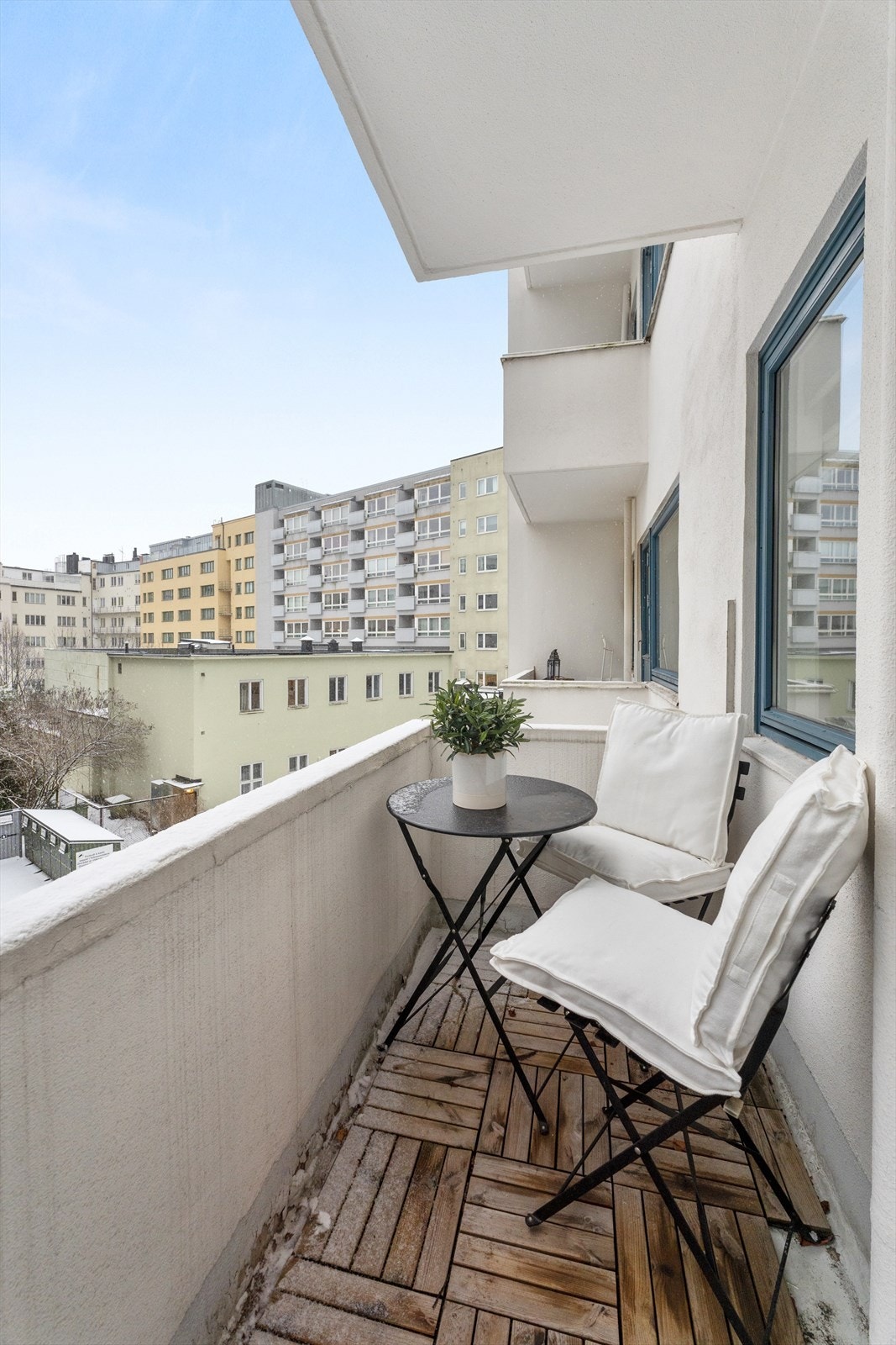 Balkongen har et høyt og flott utsyn over nabolagets bygårder. Her kan man kjenne på stemningen rundt de flotte gårdene midt på Frogner. Galleribilde