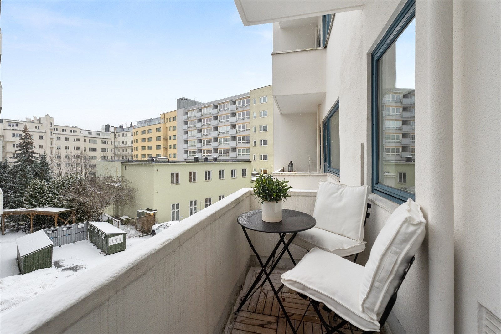 Tilbaketrukket balkong vendt inn mot bakgård. Galleribilde