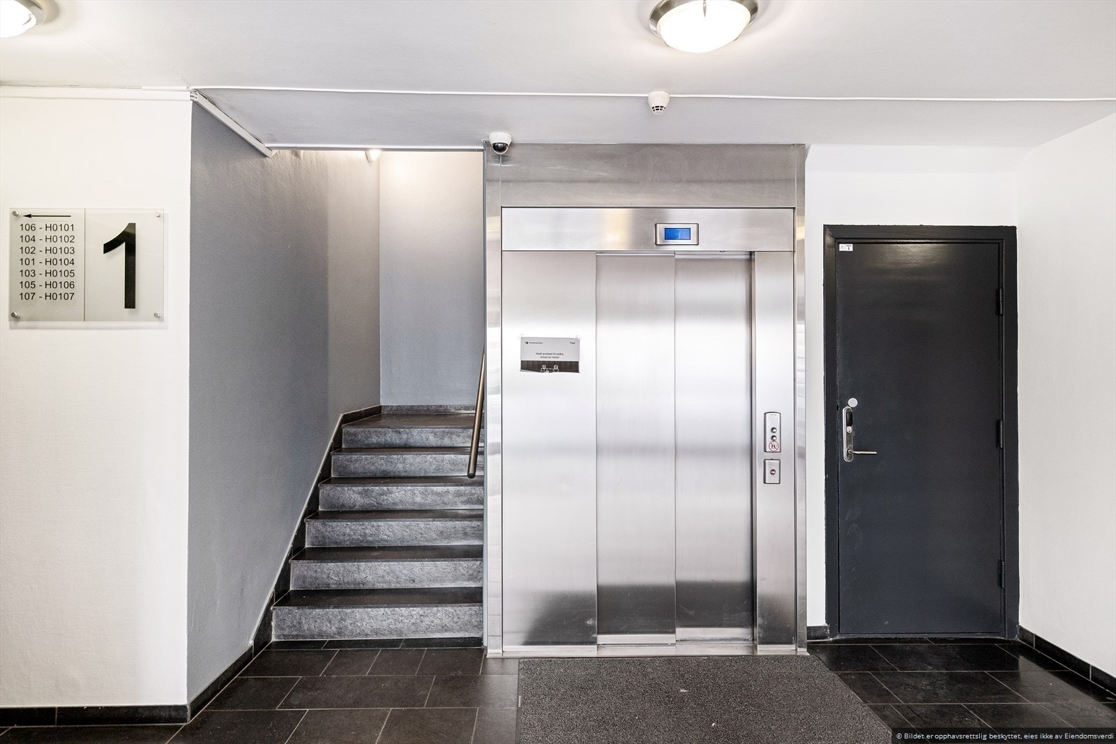 Pent inngangsparti i gården. Galleribilde