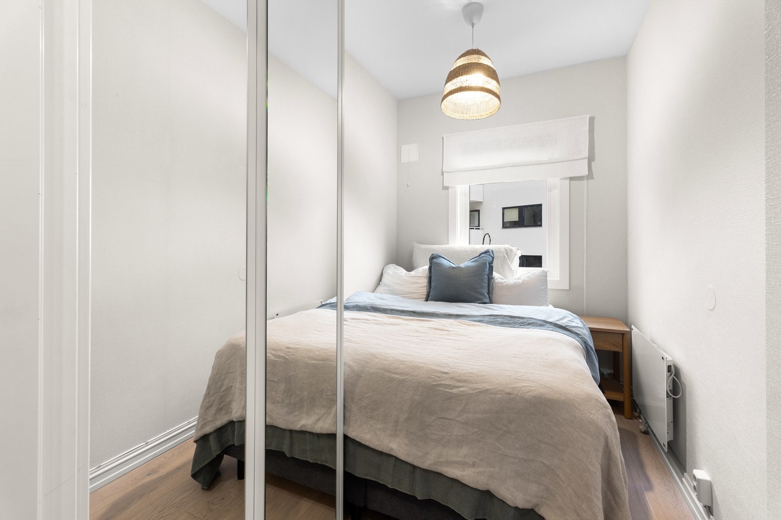 Lunt og romslig soverom vendt inn mot bakgård. Rommet har godt med skapplass i stort garderobeskap. Galleribilde