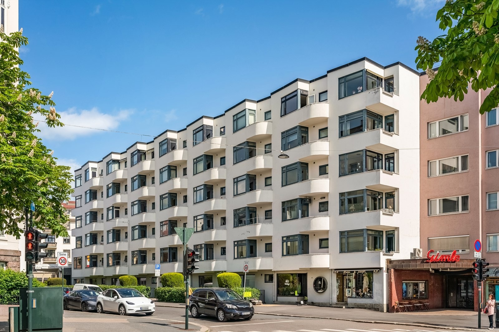 Fasaden sett utenfra. Leiligheten ligger i et meget populært og sentralt boligområdet i hjerte av Frogner. Galleribilde