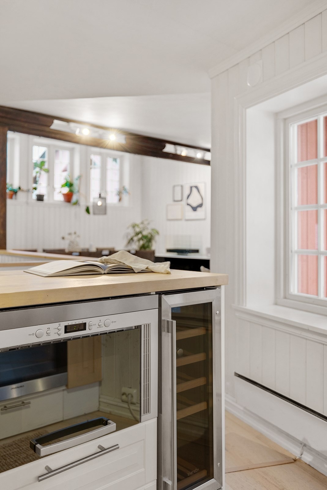 Kjøkkenøyen har profilerte fronter, pent integrert vinskap samt mikrobølgeovn. Galleribilde