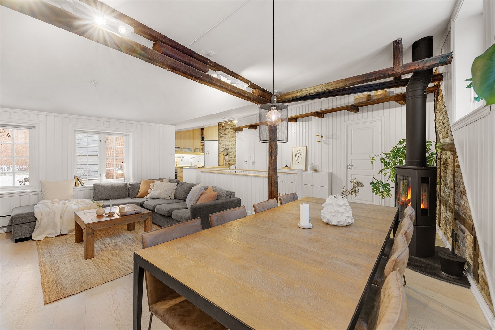 Stuen har lysmalte vegger, et pent parkettgulv og originale trebjelker med belysning. Galleribilde