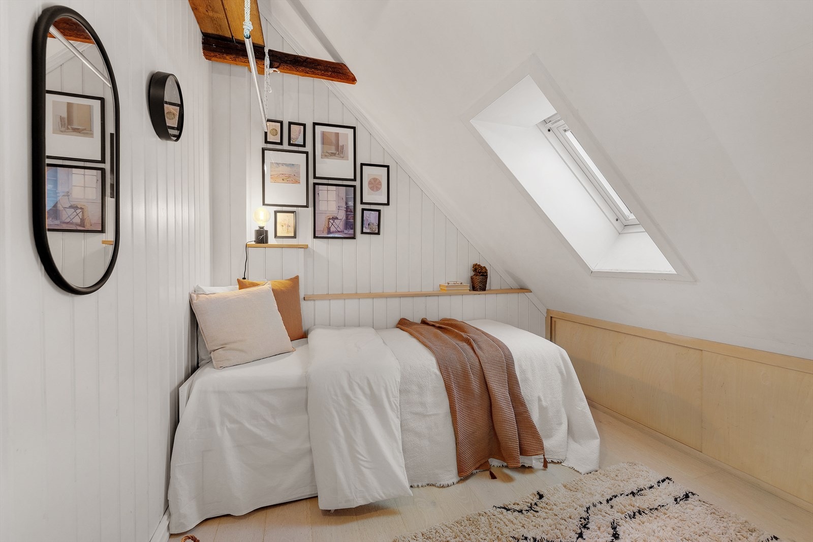 To gode soverom hvorav begge har integrert lagringsplass i kneveggene. Galleribilde