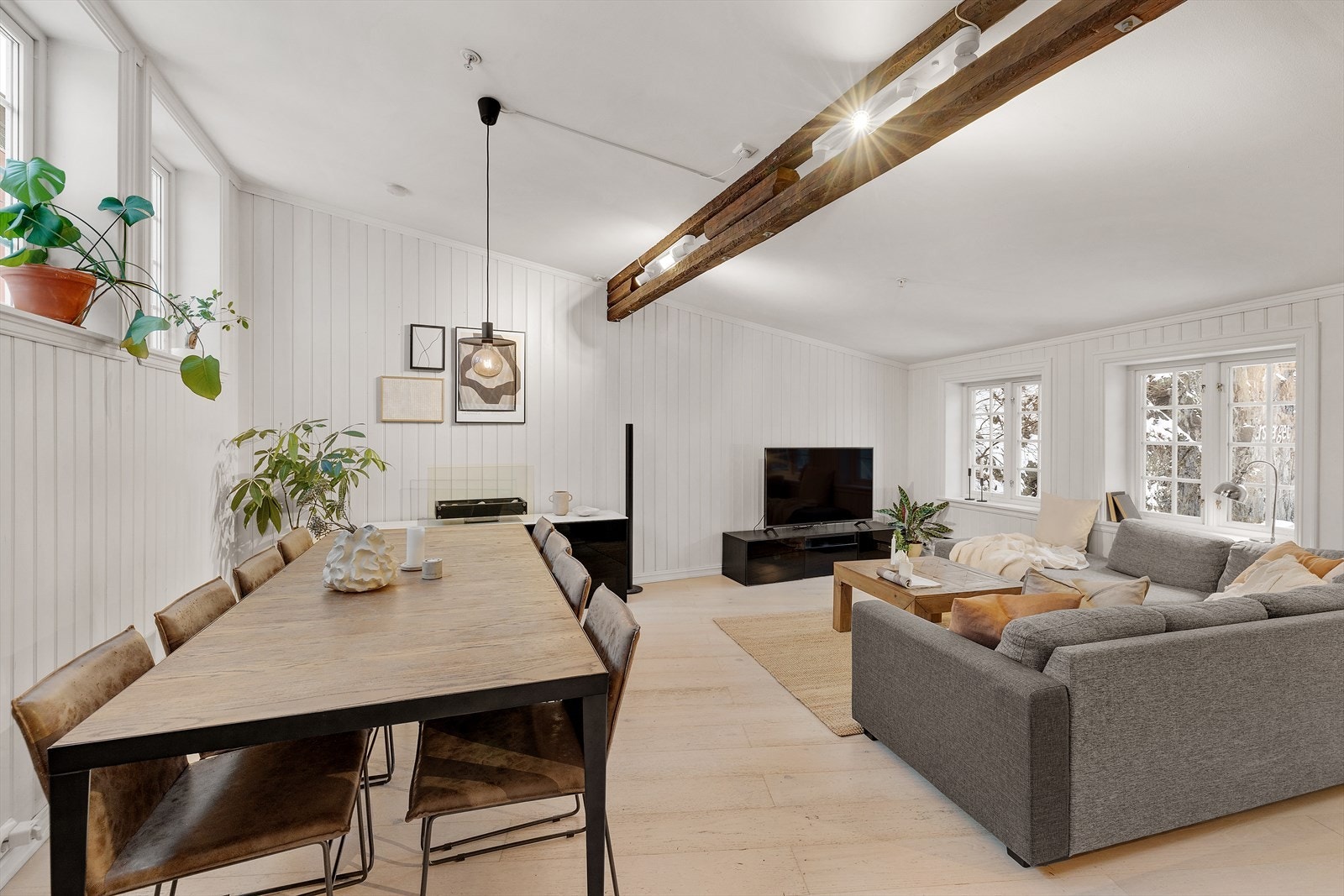 Romslig stue med gode muligheter for å innrede etter eget ønske og behov. Galleribilde