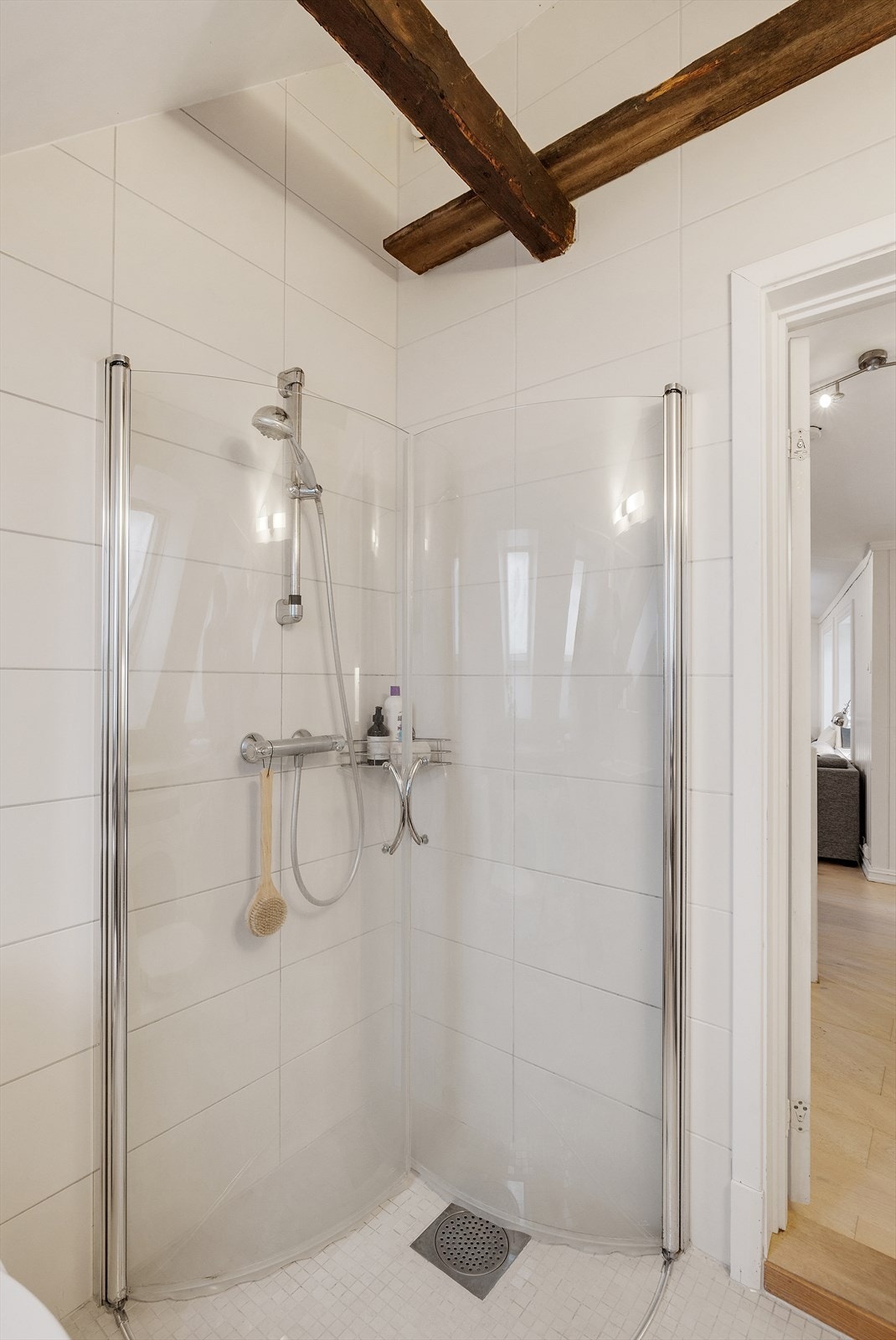 Praktisk dusjhjørne med glassdører som kan vendes inn mot vegg. Galleribilde