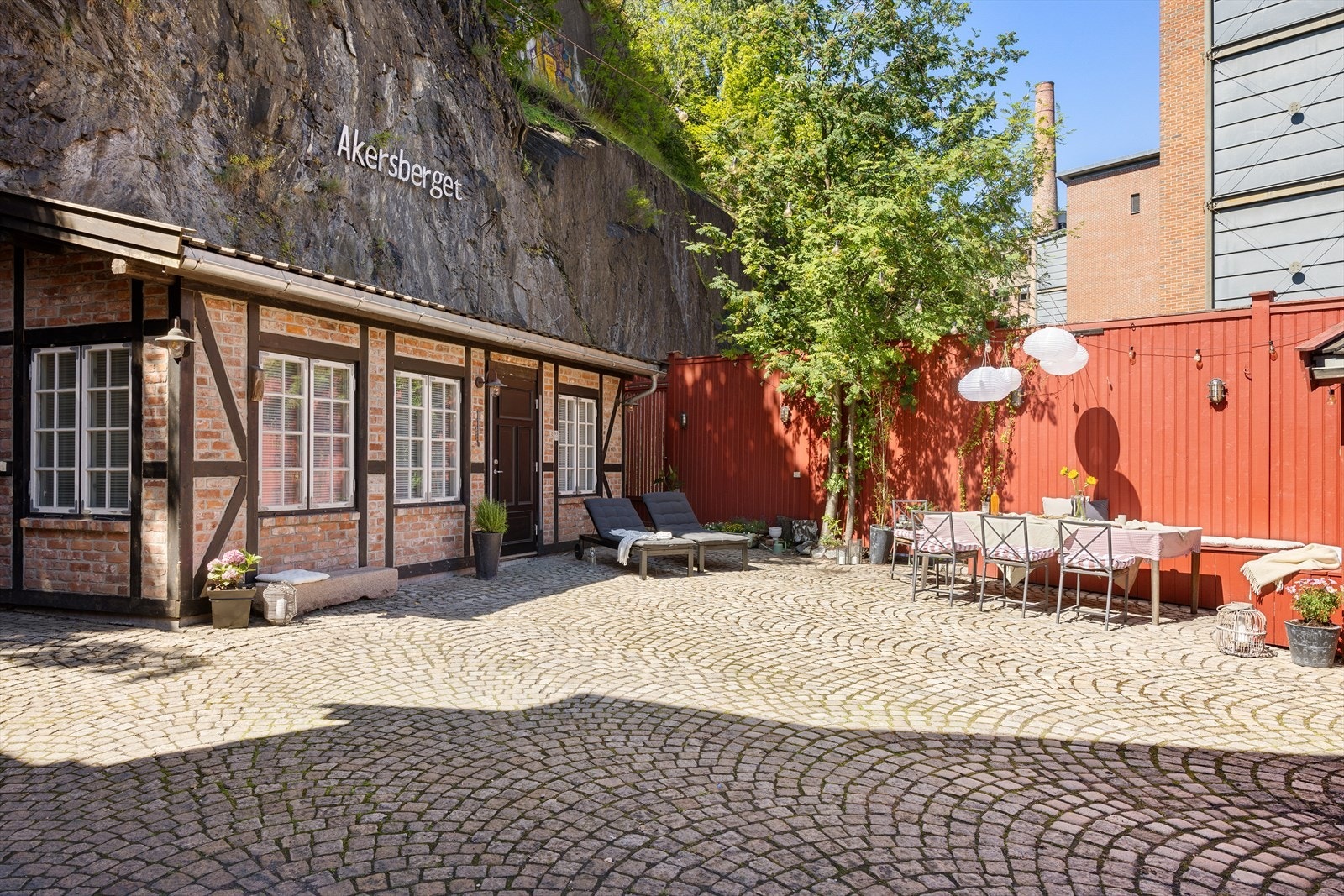 I dag er dette et historisk og sjarmerende renovert bygg med flere leiligheter og hyggelig fellesareal. Galleribilde