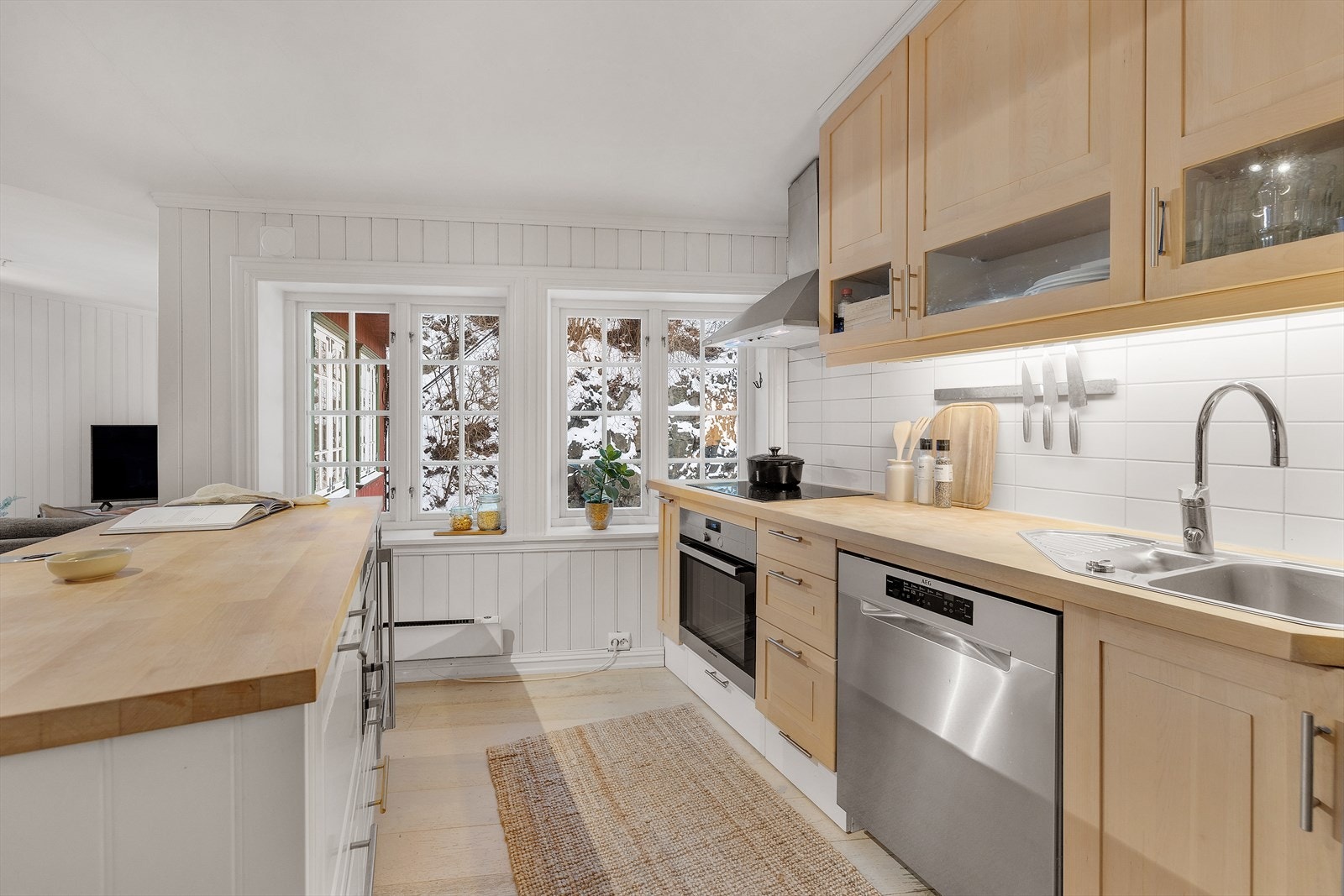 Det er belysning under overskap, nedfelt oppvaskkum og 1-greps blandebatteri. Galleribilde