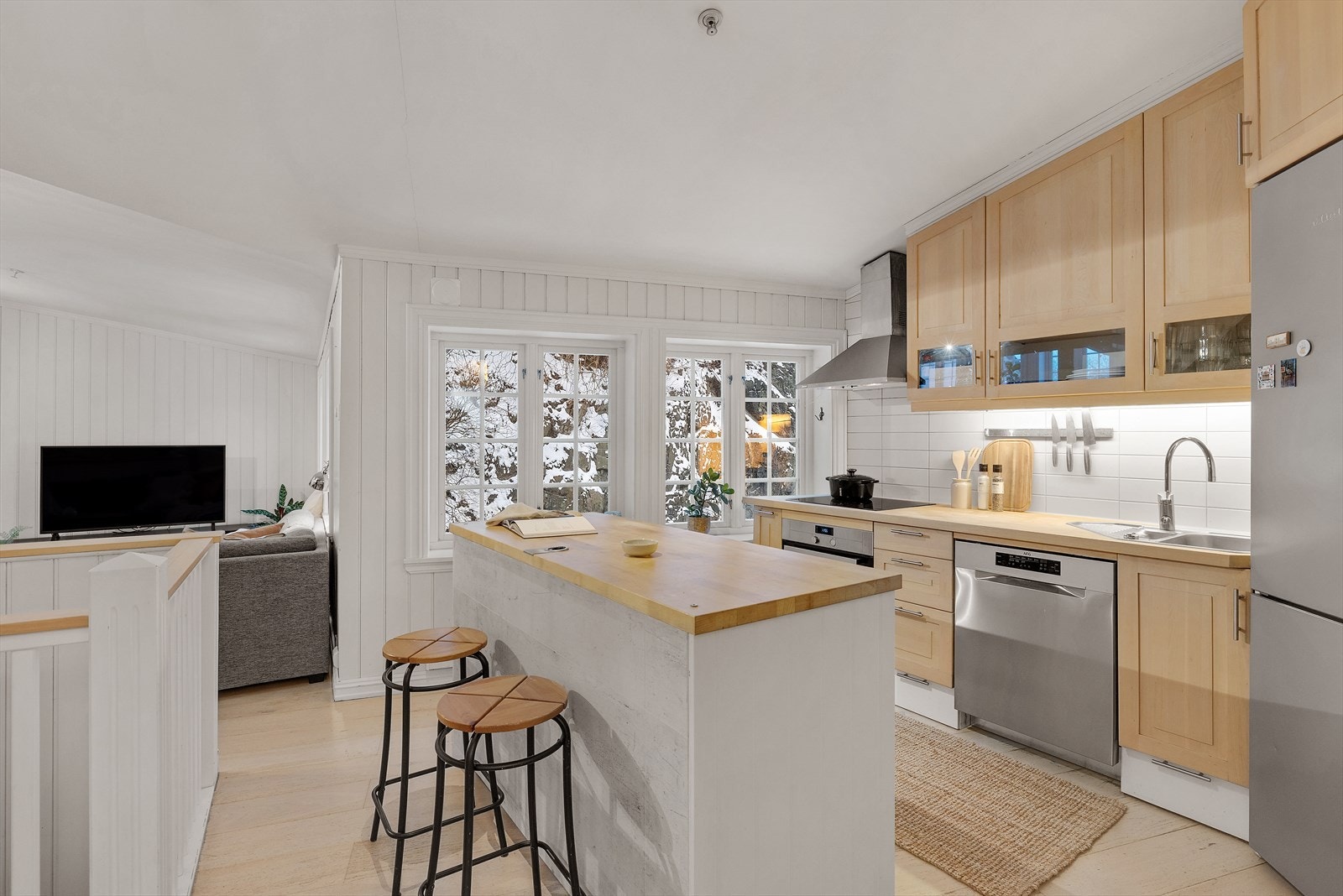 Flott kjøkkenøy som sørger for å tilføre kjøkkenet rikelig med ekstra skap og benkeplass. Galleribilde