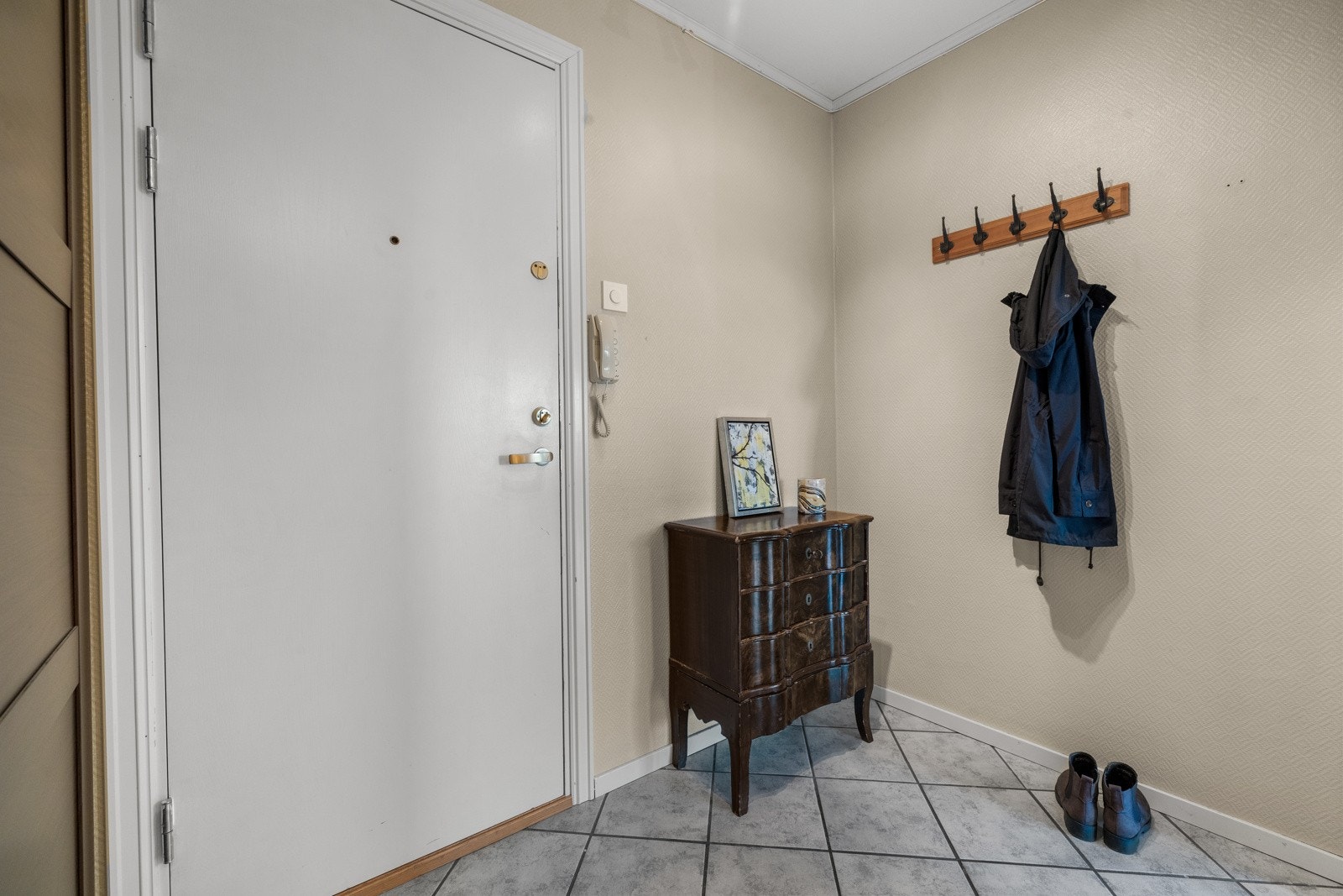 Det er også plass til knagger og kommode. Galleribilde