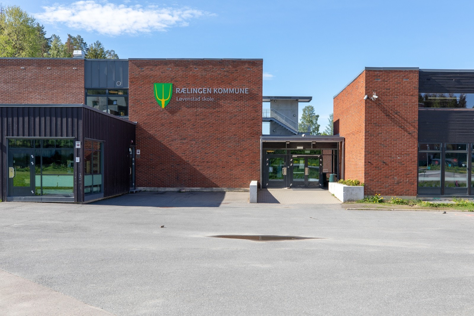 Løvenstad barneskole. Det er også kort vei til barnehager. Galleribilde