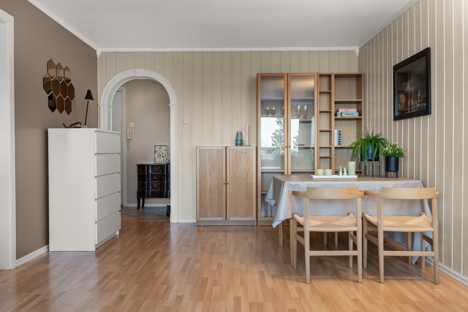Det er god plass til både sofagruppe og spisebord. Galleribilde