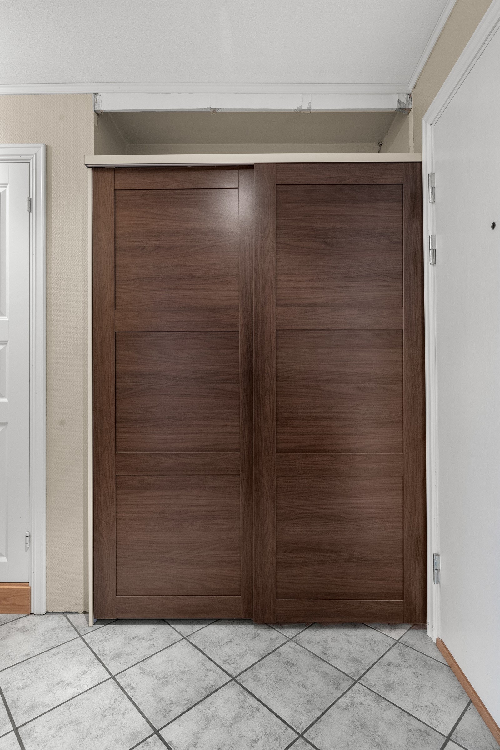 Garderobe i entré. Galleribilde