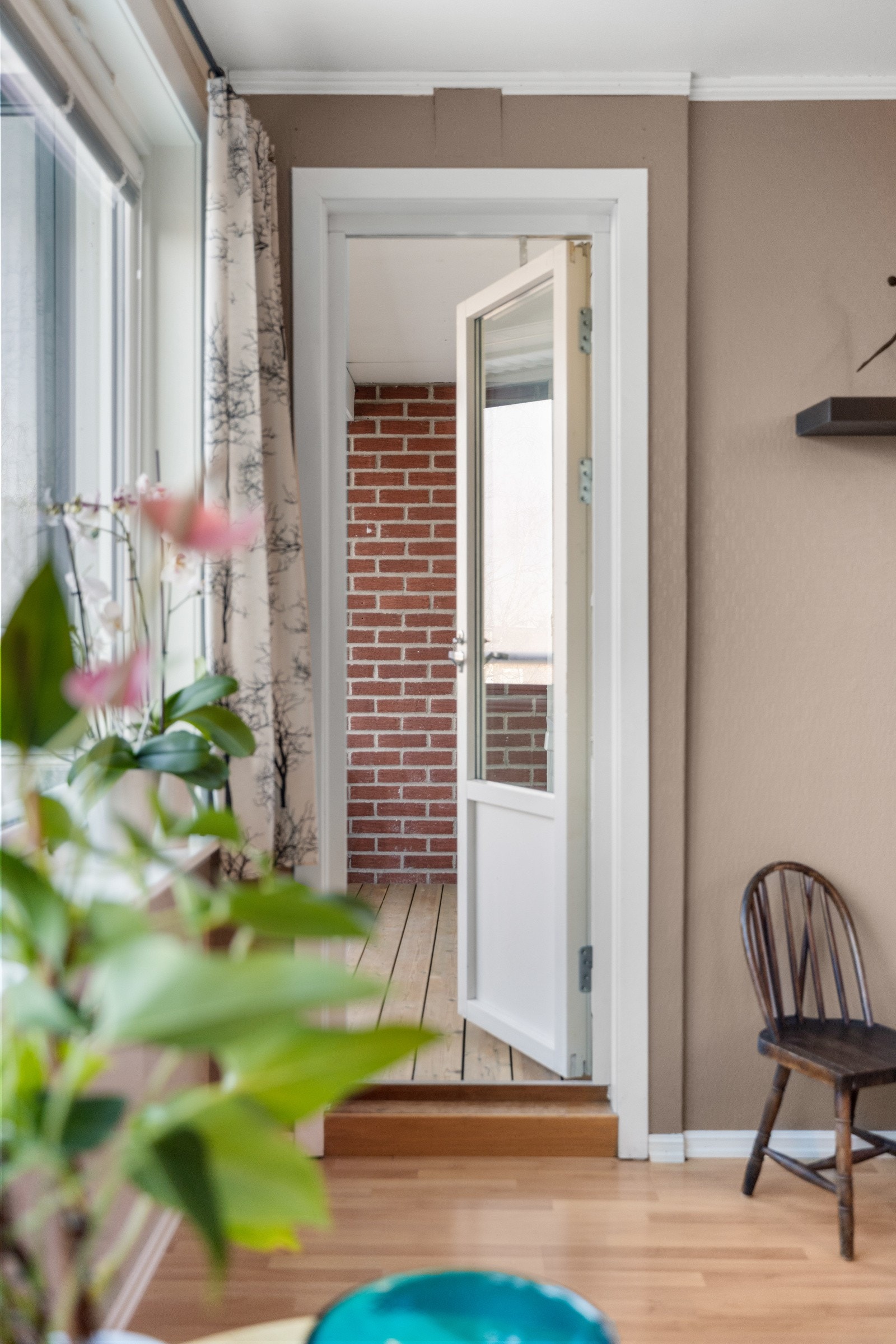 Fra stuen er det utgang til solrik og lun balkong. Galleribilde