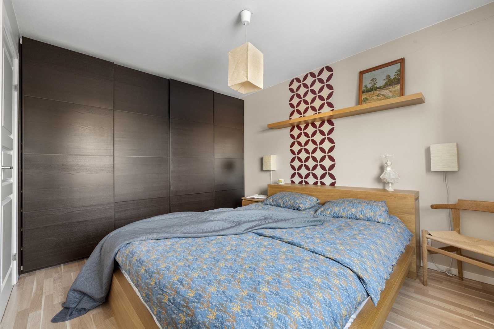 Stort og innbydende hovedsoverom med skyvedørsgarderobe. Galleribilde