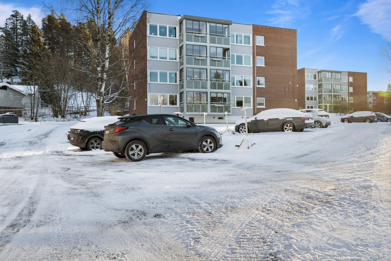 Det medfølger fast p-plass. Leiligheten disponerer også kjellerbod, felles skap og har tilgang til felles vaskeri. Galleribilde