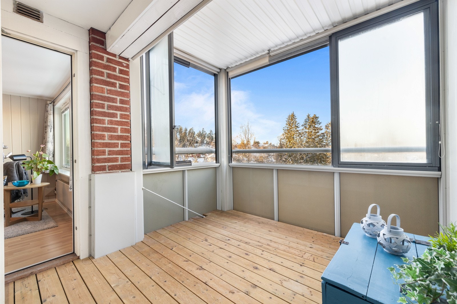 Innglasset balkong blir en naturlig forlengelse av stuen, og kan benyttes uansett vær. Vinduene kan skyves opp når solen varmer som mest. Galleribilde