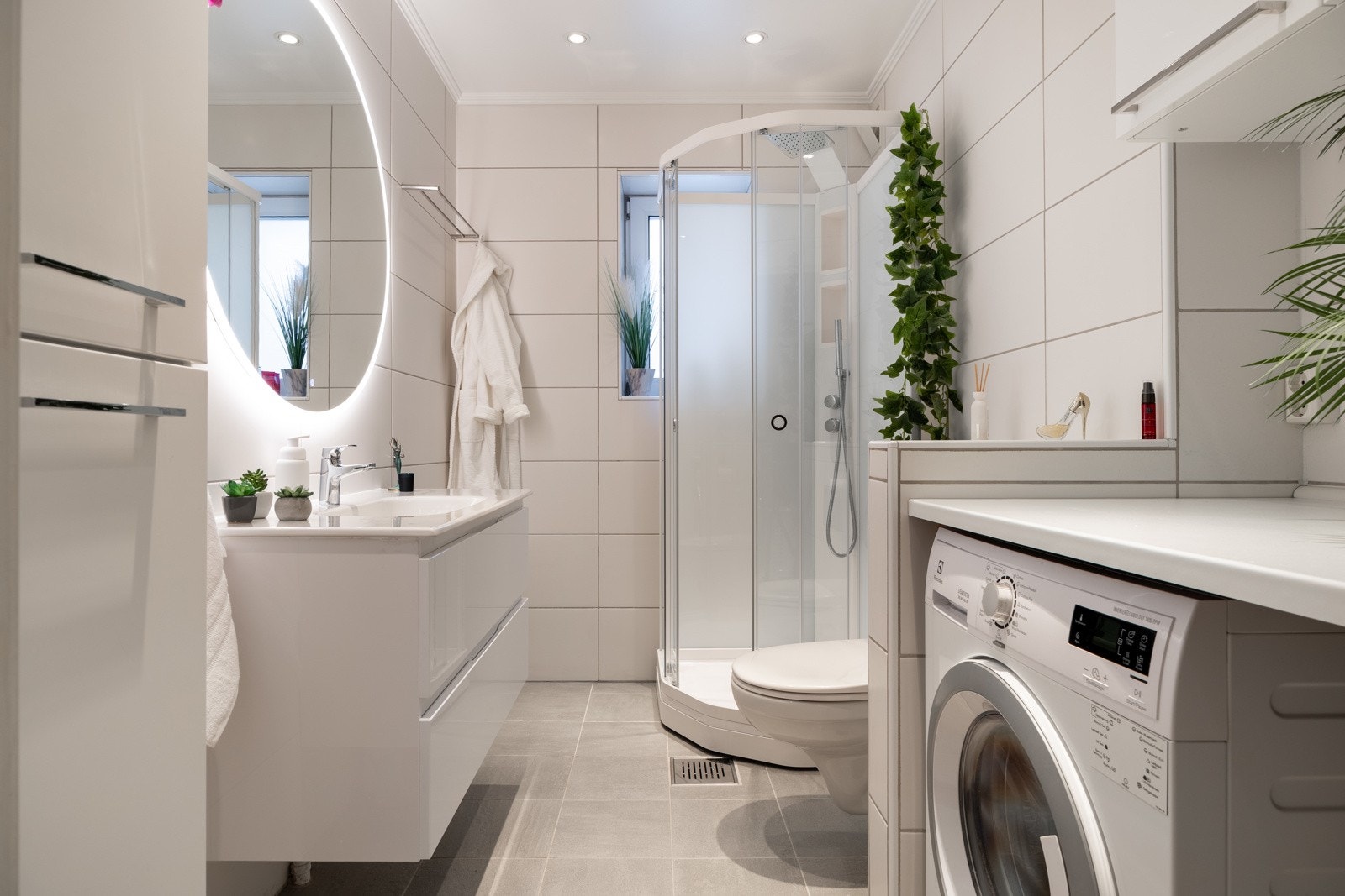 Flott baderom oppusset i 2012 med elektriske varmekabler og opplegg for vaskemaskin. Galleribilde